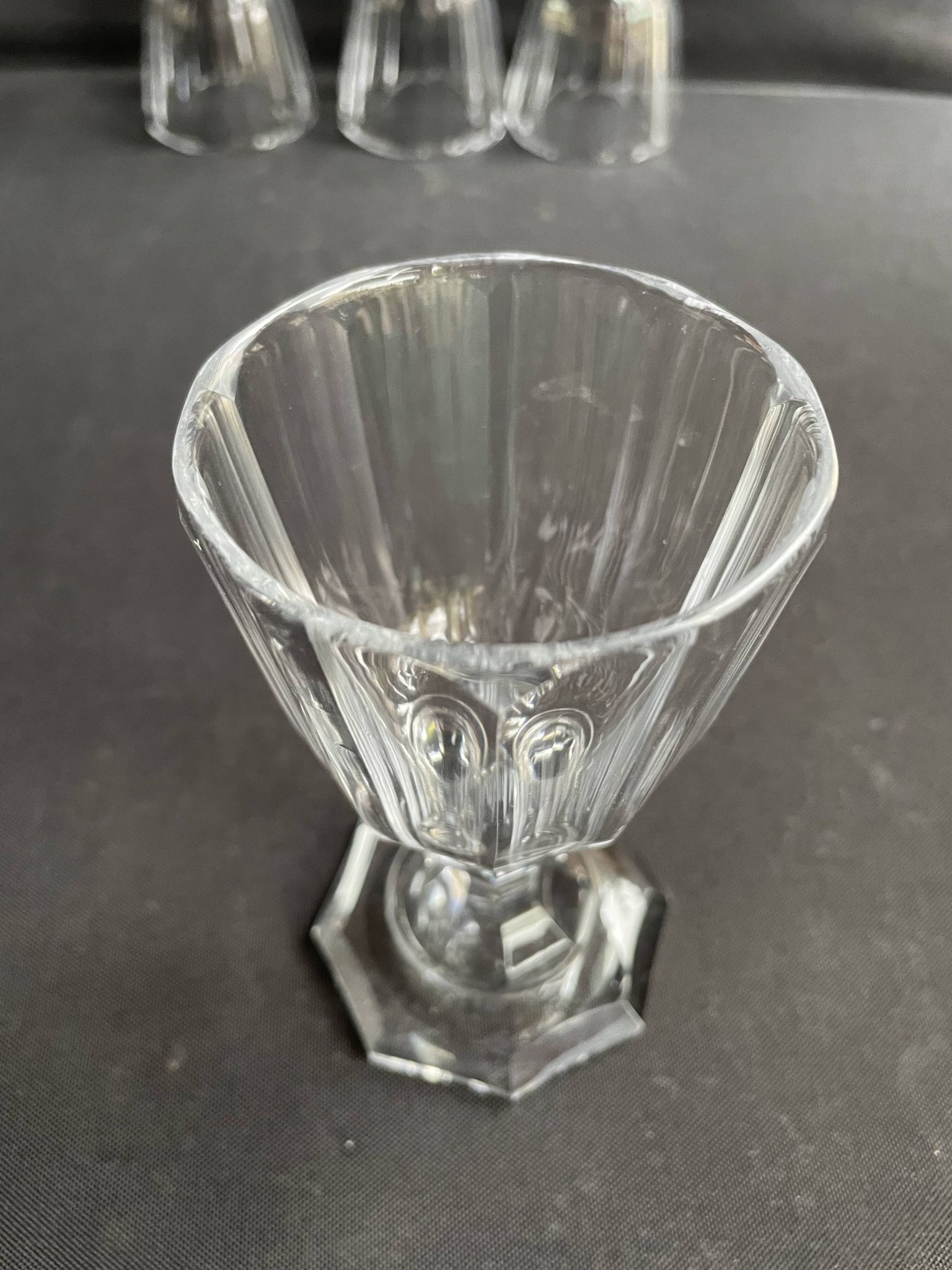 4 Verres à vin – Cristal fort taillé