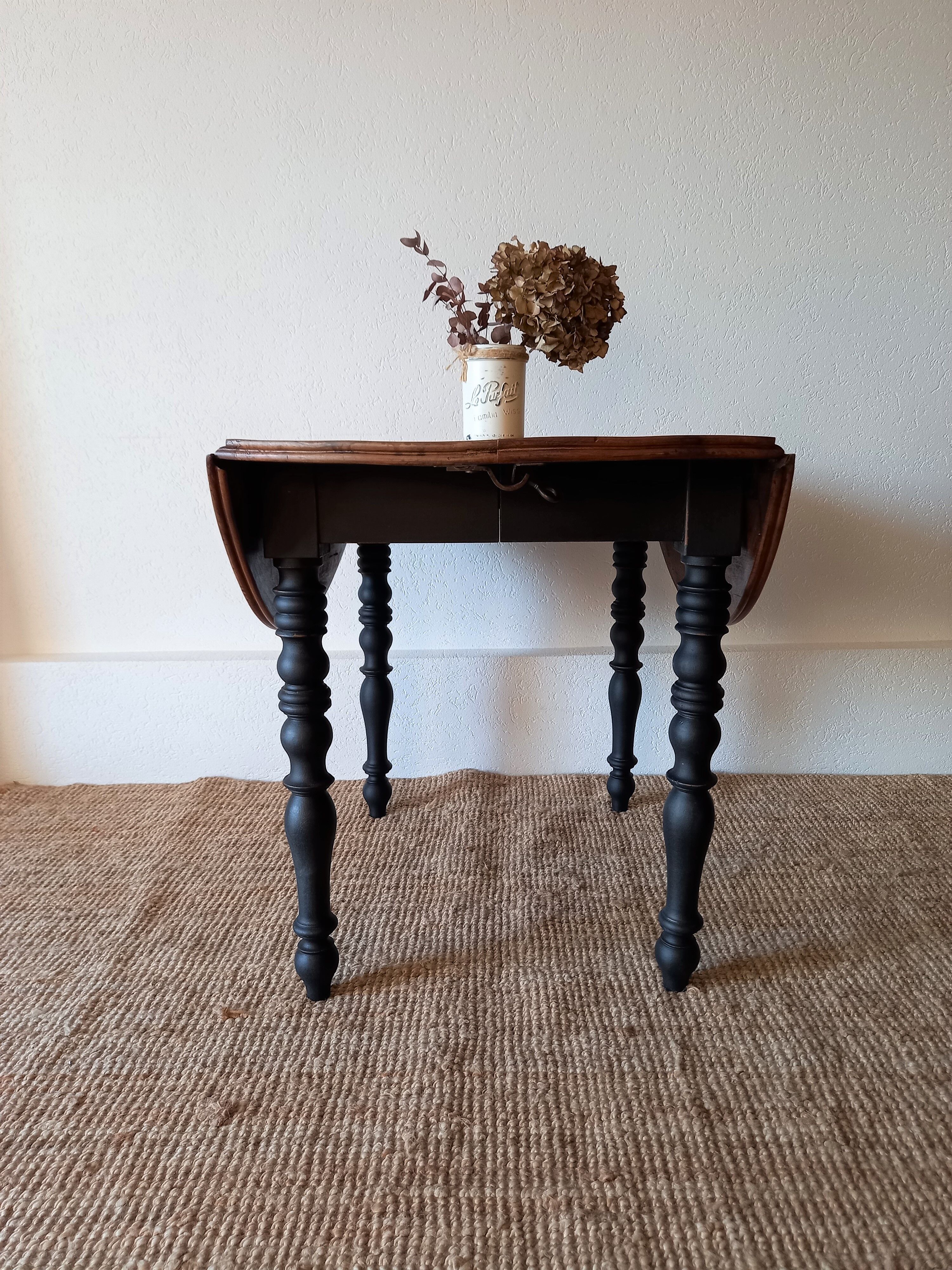 Round table with flaps