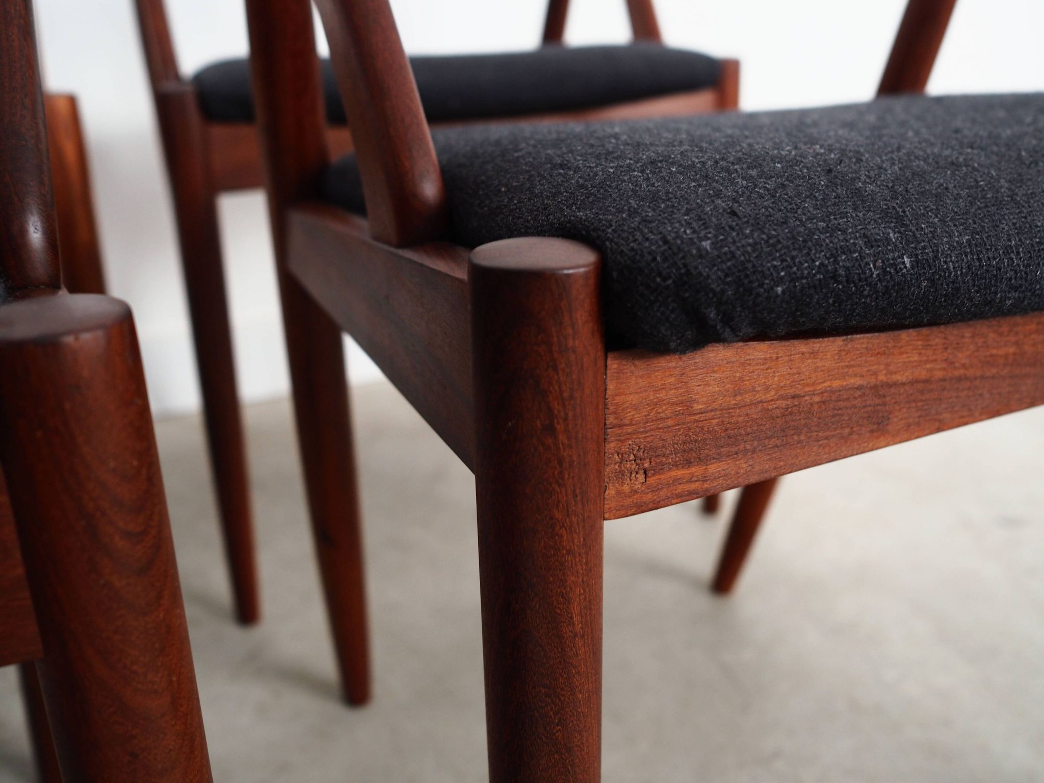 Ensemble de quatre chaises en teck, design danois, années 1970, designer : Kai Kristiansen