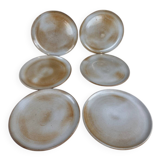 Flat plates made of earthenware from the marsh.