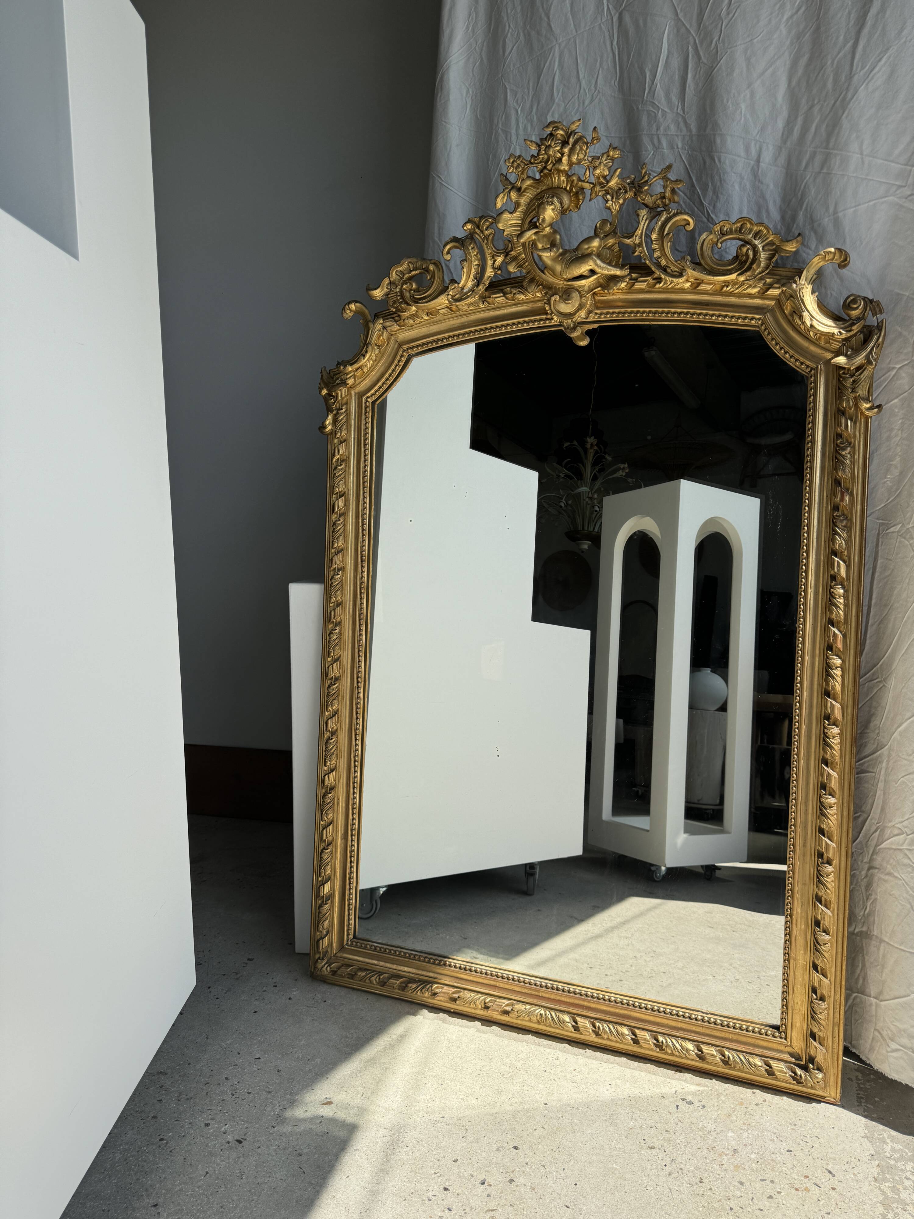 Large gilded mirror with acanthus leaf pediment H150 L98