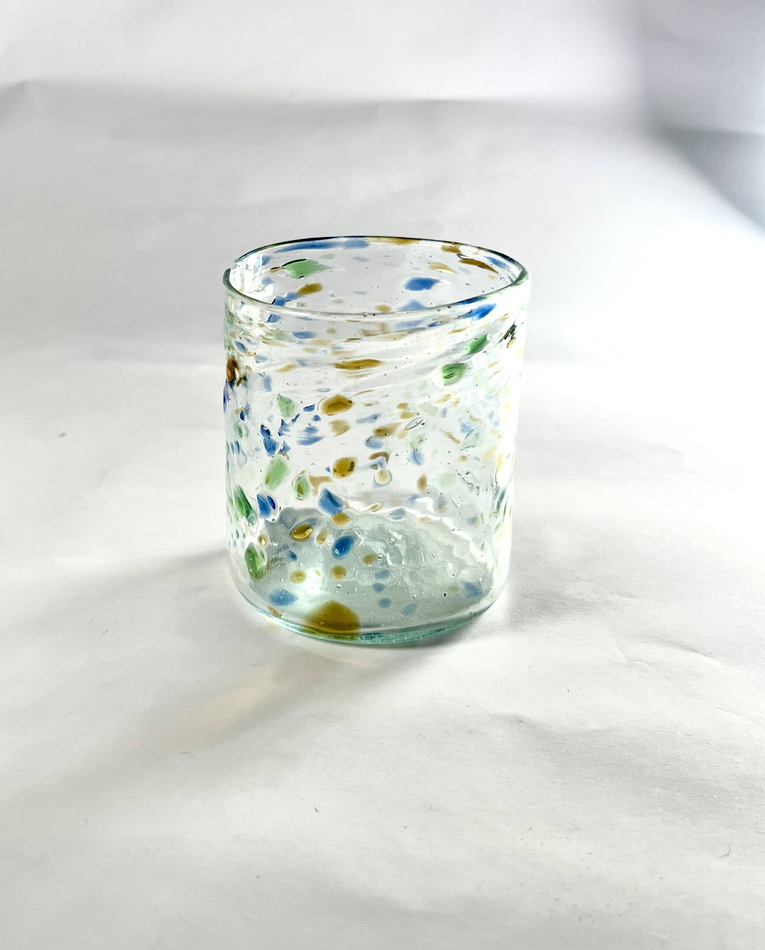 Verres à eau mouchetés multicolores