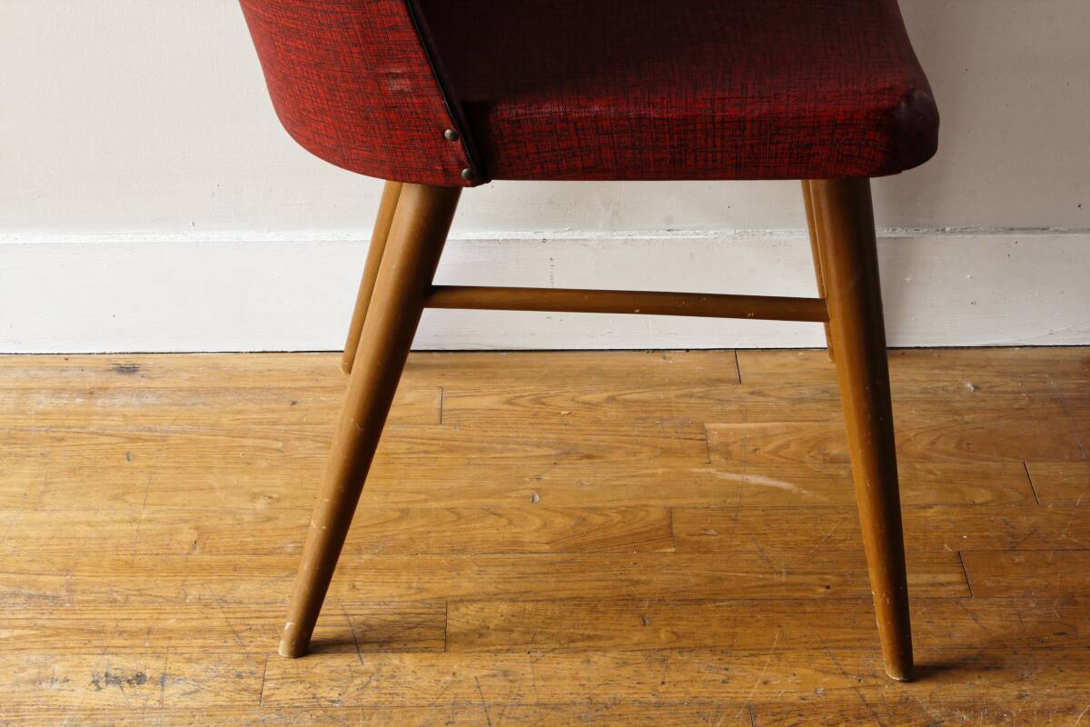 Chaise en skai rouge, pieds compas, années 60