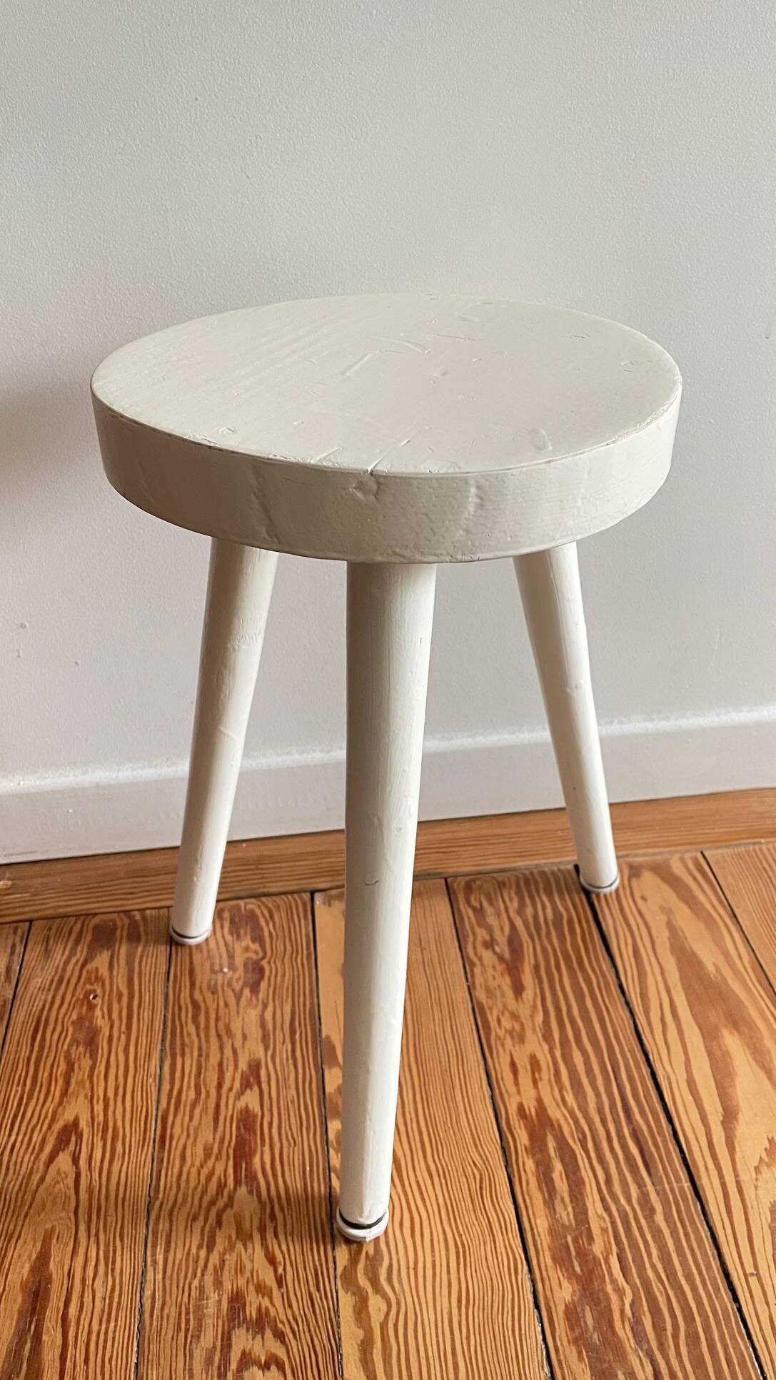 Tabouret tripode bois blanc vintage