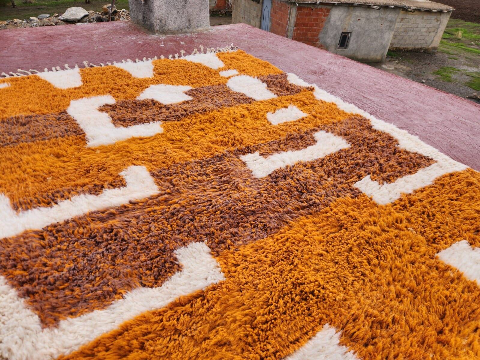 Tapis Beni Ouarain 300x200 cm – Laine épaisse, motifs berbères ocre & écru,