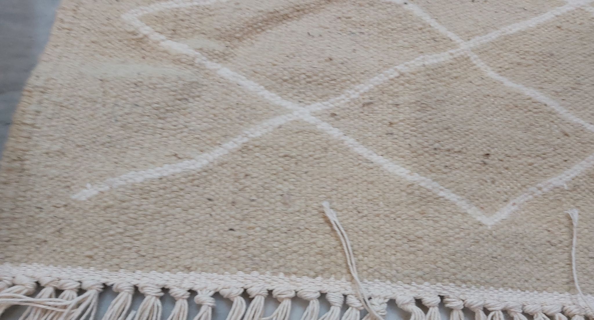 Tapis beige et blanc fait main en pure laine 65x144cm