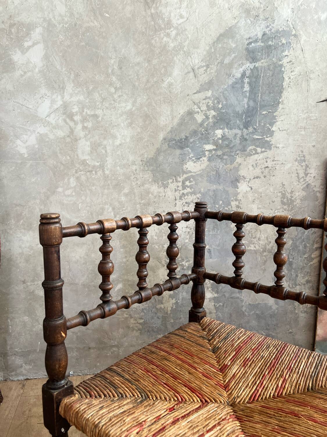Chaise d’angle en bois et paille