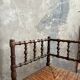 Chaise d’angle en bois et paille