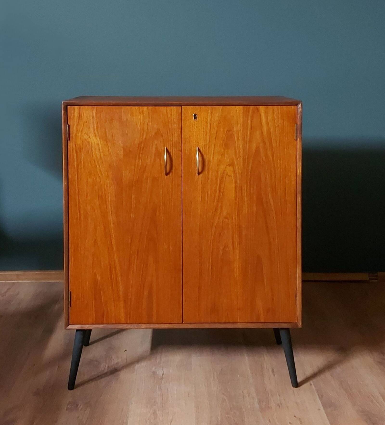 Meuble sur pieds inclinés, Suède, années 1960