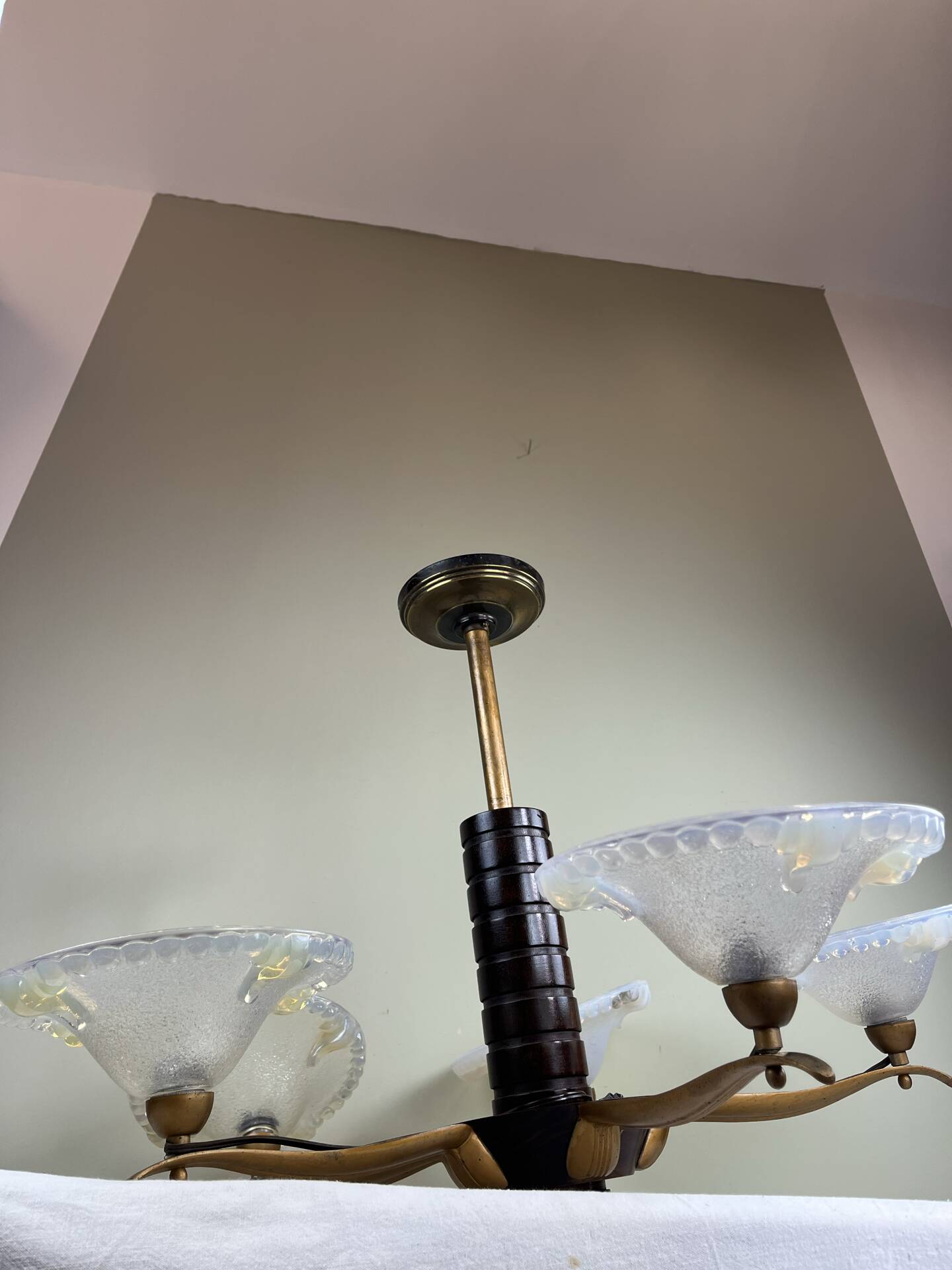 Lustre moderniste français en bois, laiton et verres opalescents
