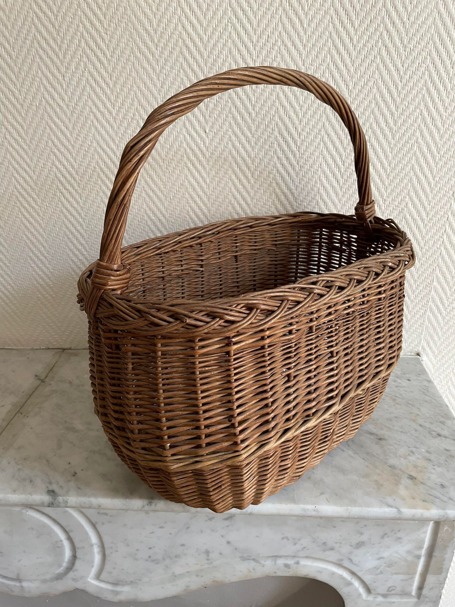 Oval wicker basket