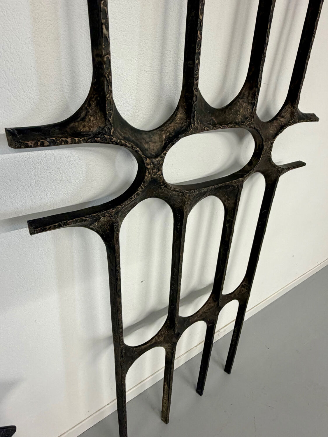 XXL wall sculpture in cast aluminium, 1970s Brutalist design.