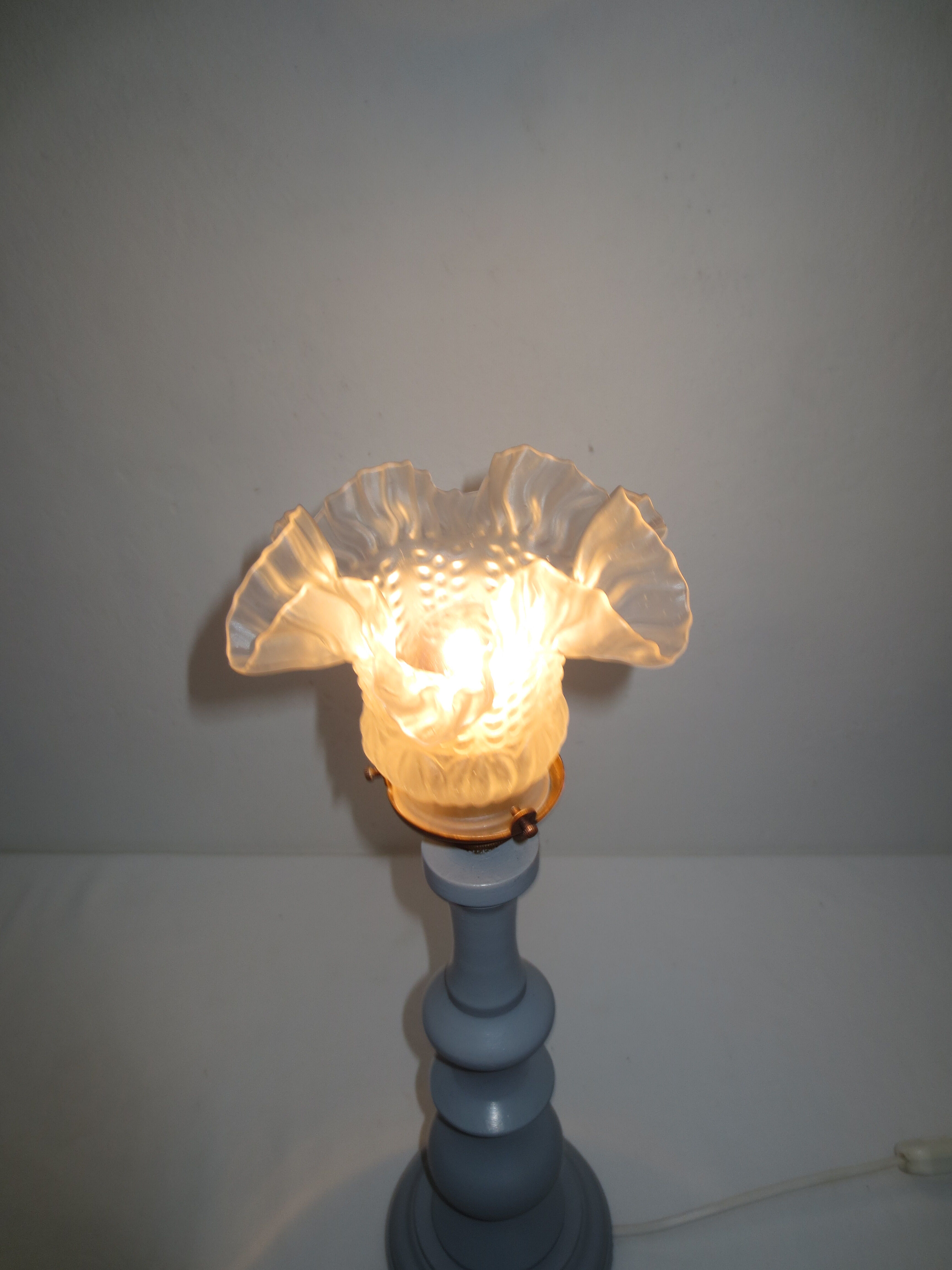 Ancienne lampe de table, pied en bois tourné gris galet et tulipe en verre