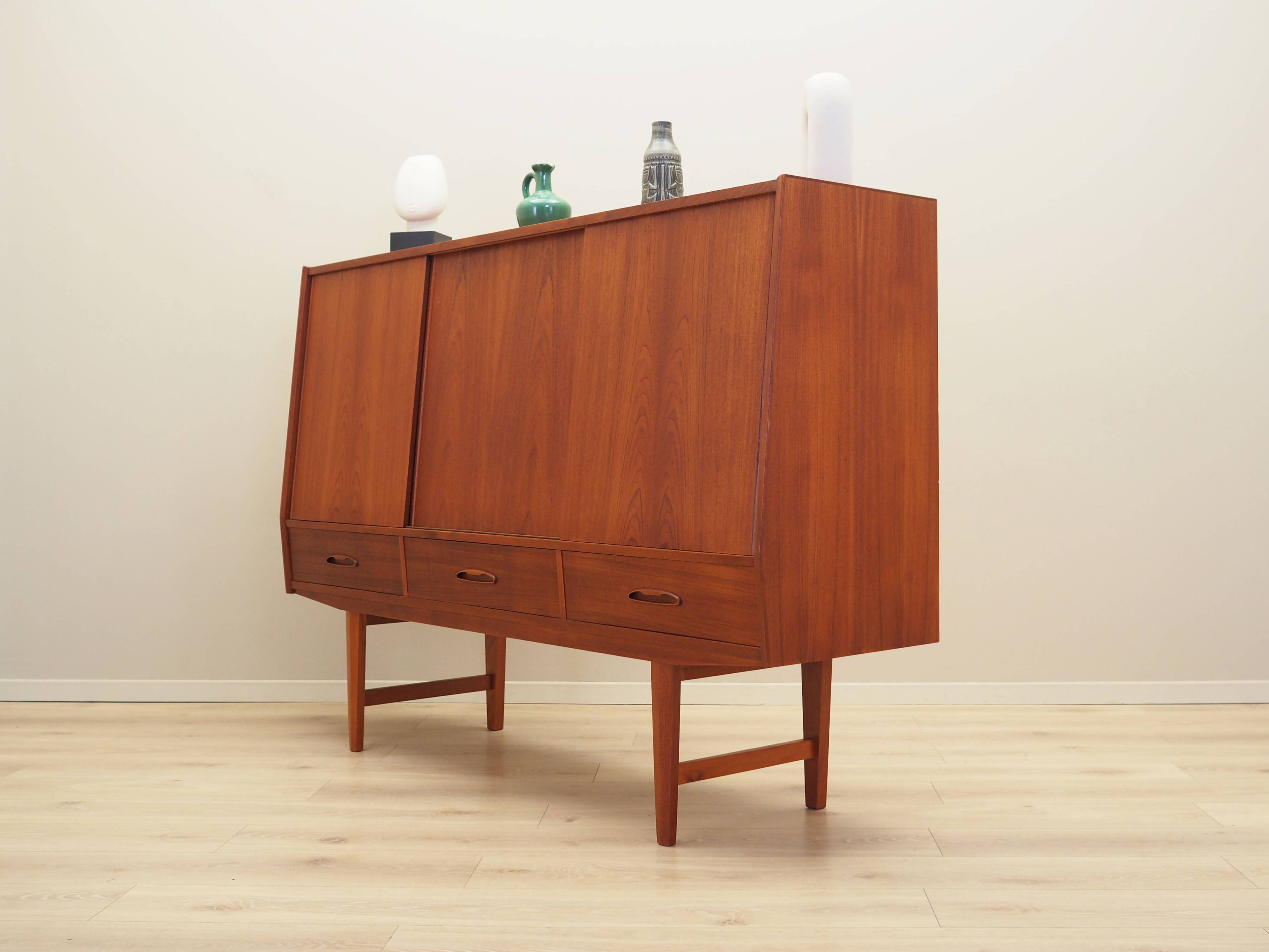 Buffet haut en teck, design danois, années 1960, production : Danemark
