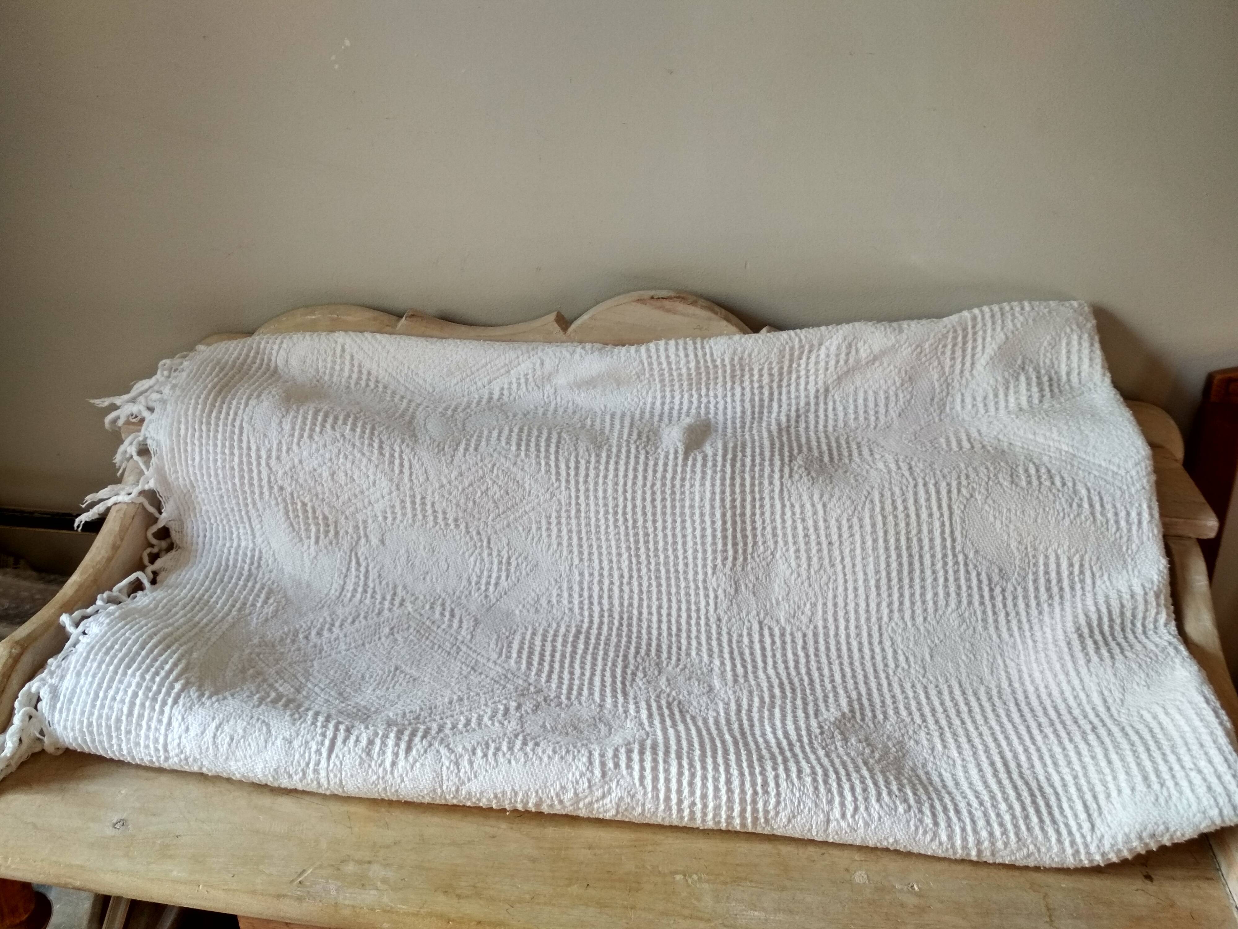 Bedspread in woven white cotton, single bed