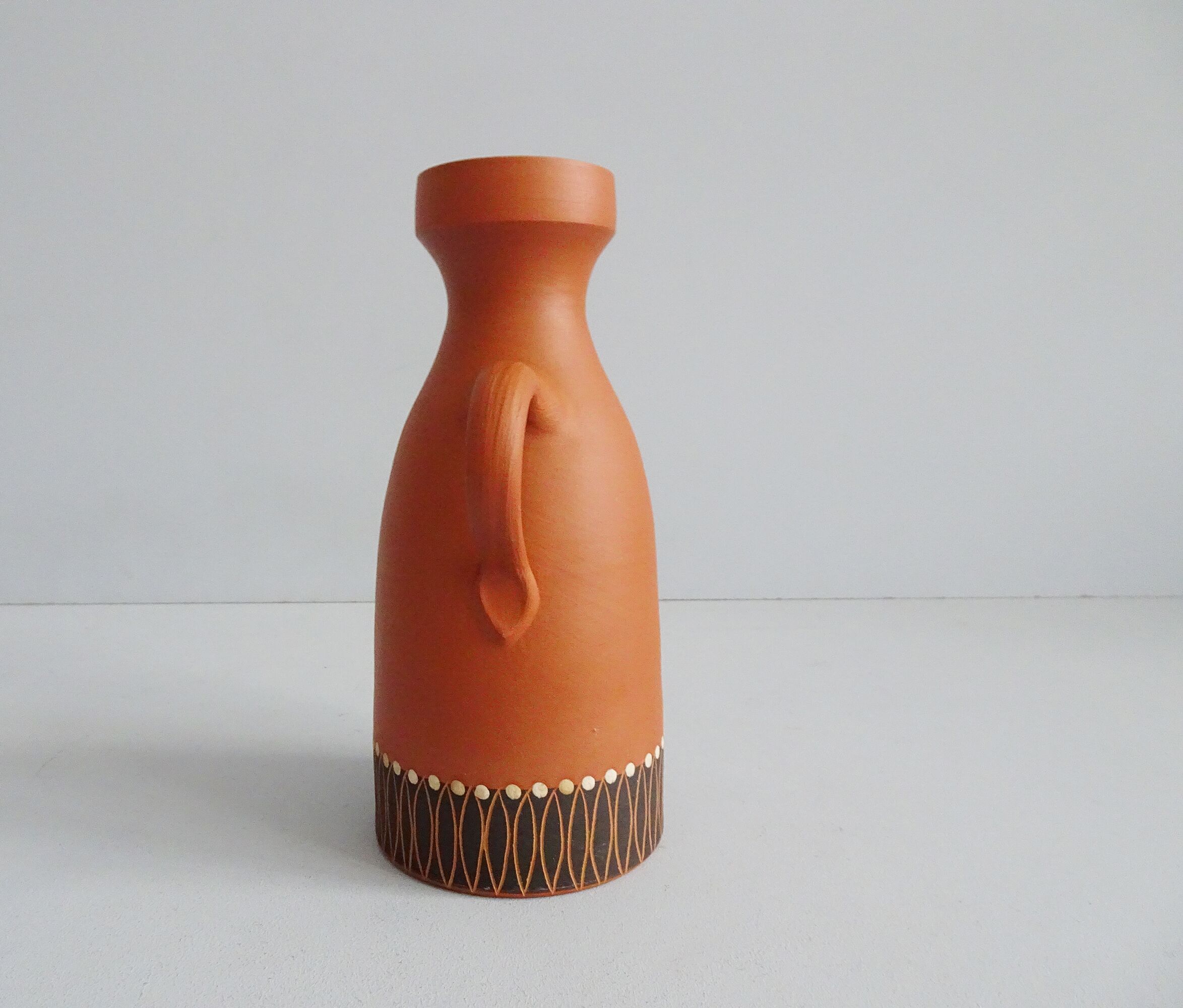 Vase en terre cuite au décor incisé, peint à la main