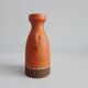 Vase en terre cuite au décor incisé, peint à la main