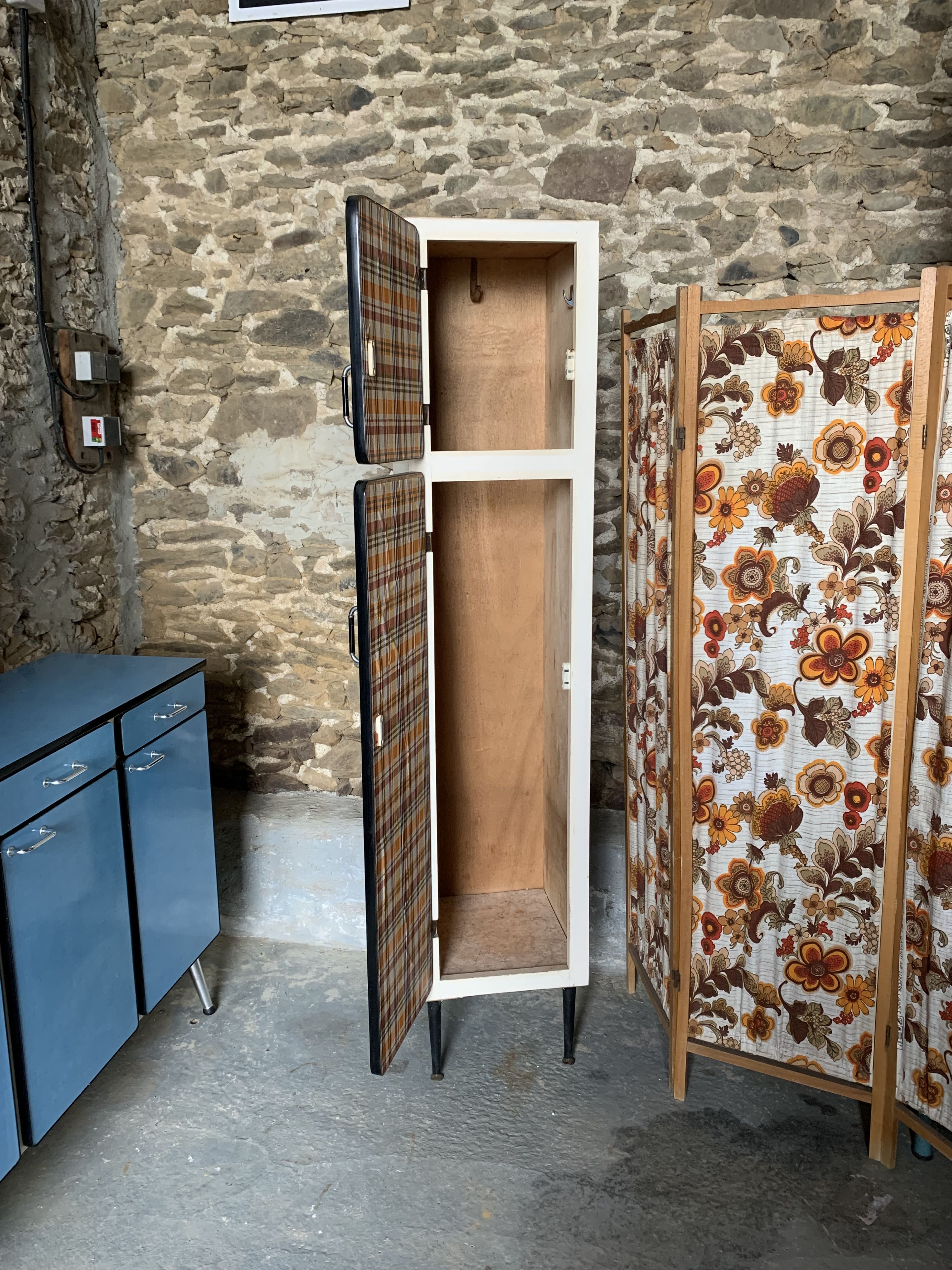 Hosie/wardrobe 2 doors in blue formica