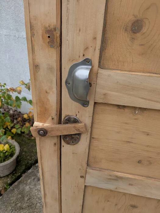 Armoire, bonnetière en bois naturel