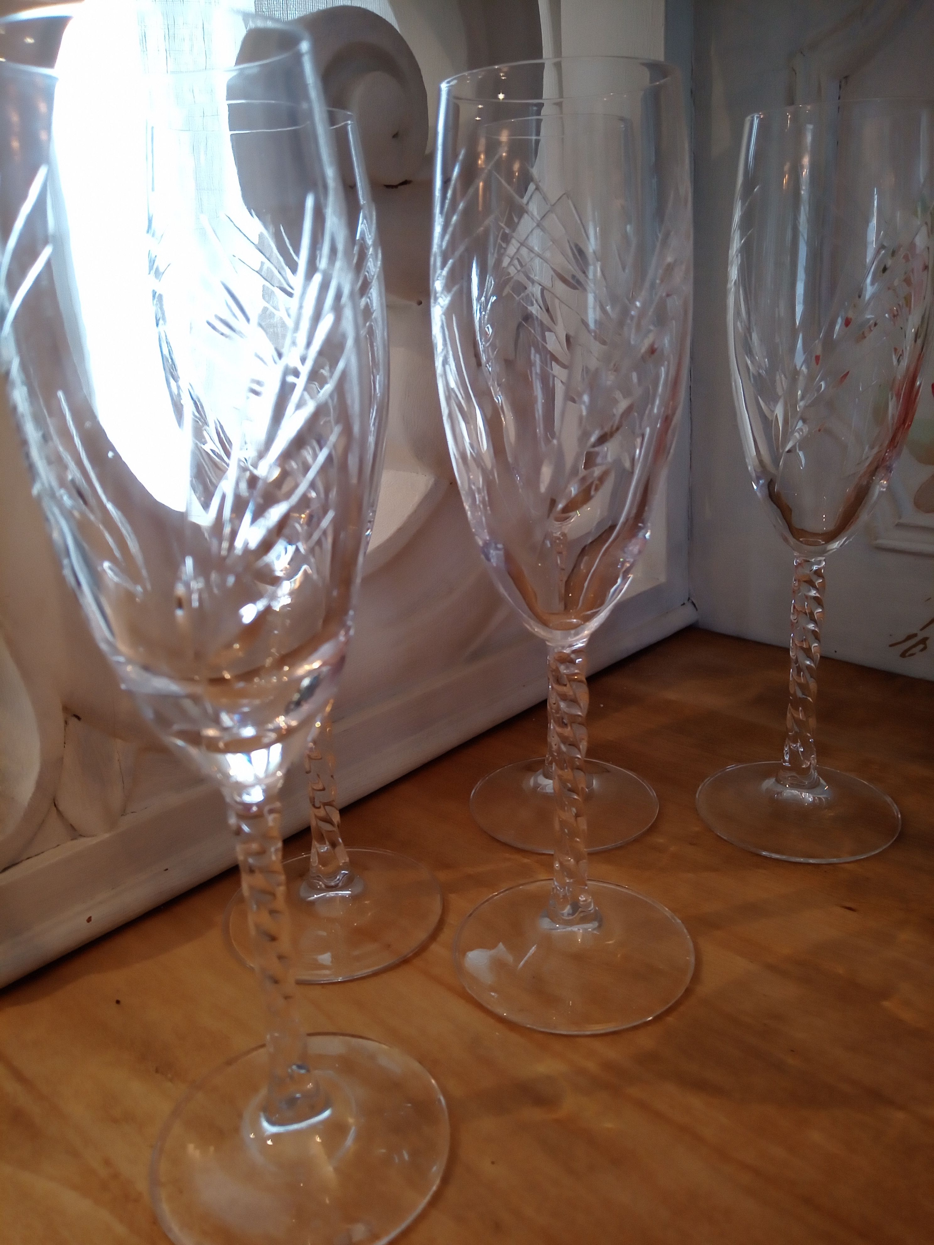 Lot of 5 champagne flutes in Epi model crystal and twisted foot