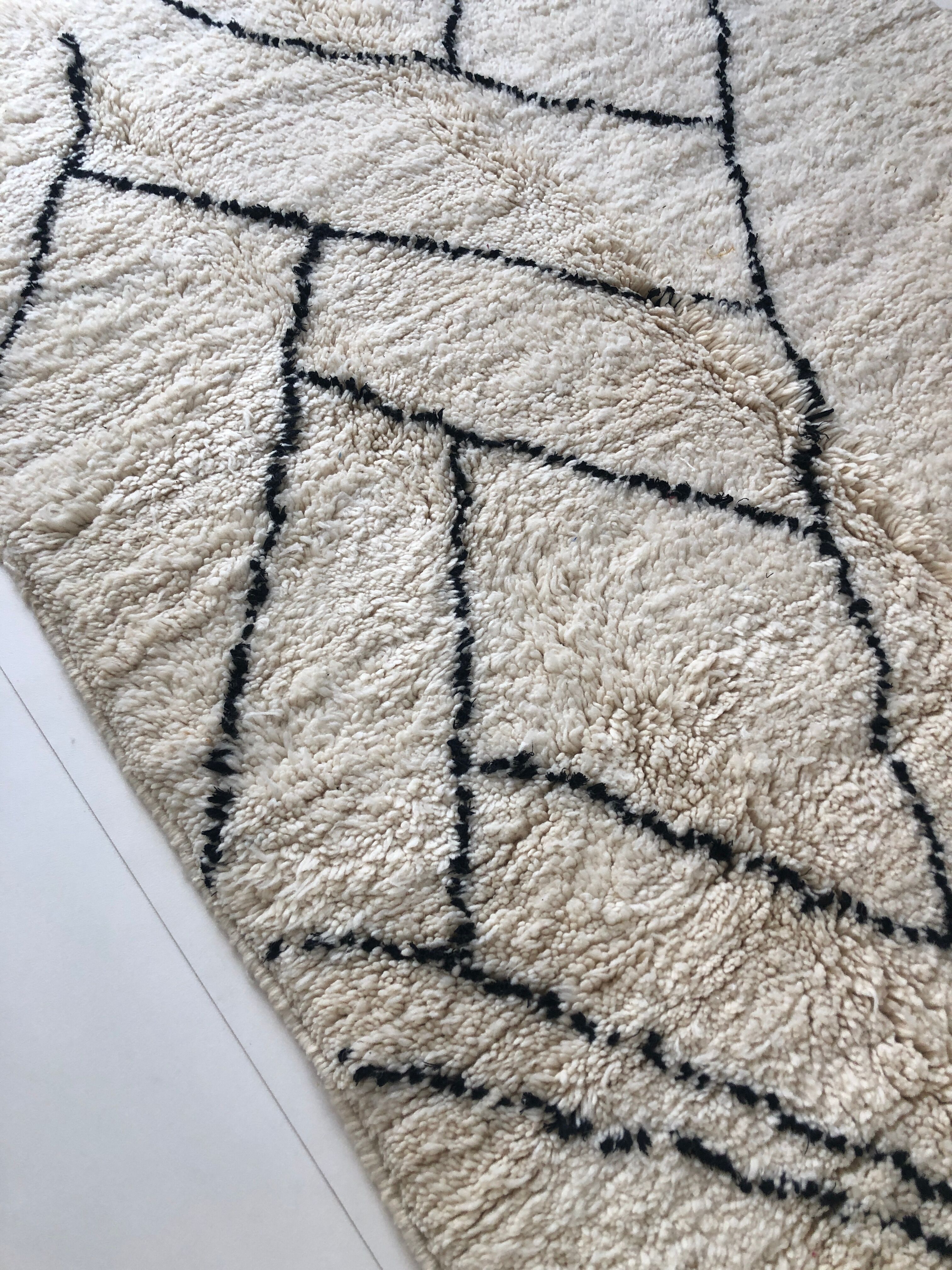 Moroccan Berber carpet Beni Ouarain with black graphic patterns 2,36x1.55m
