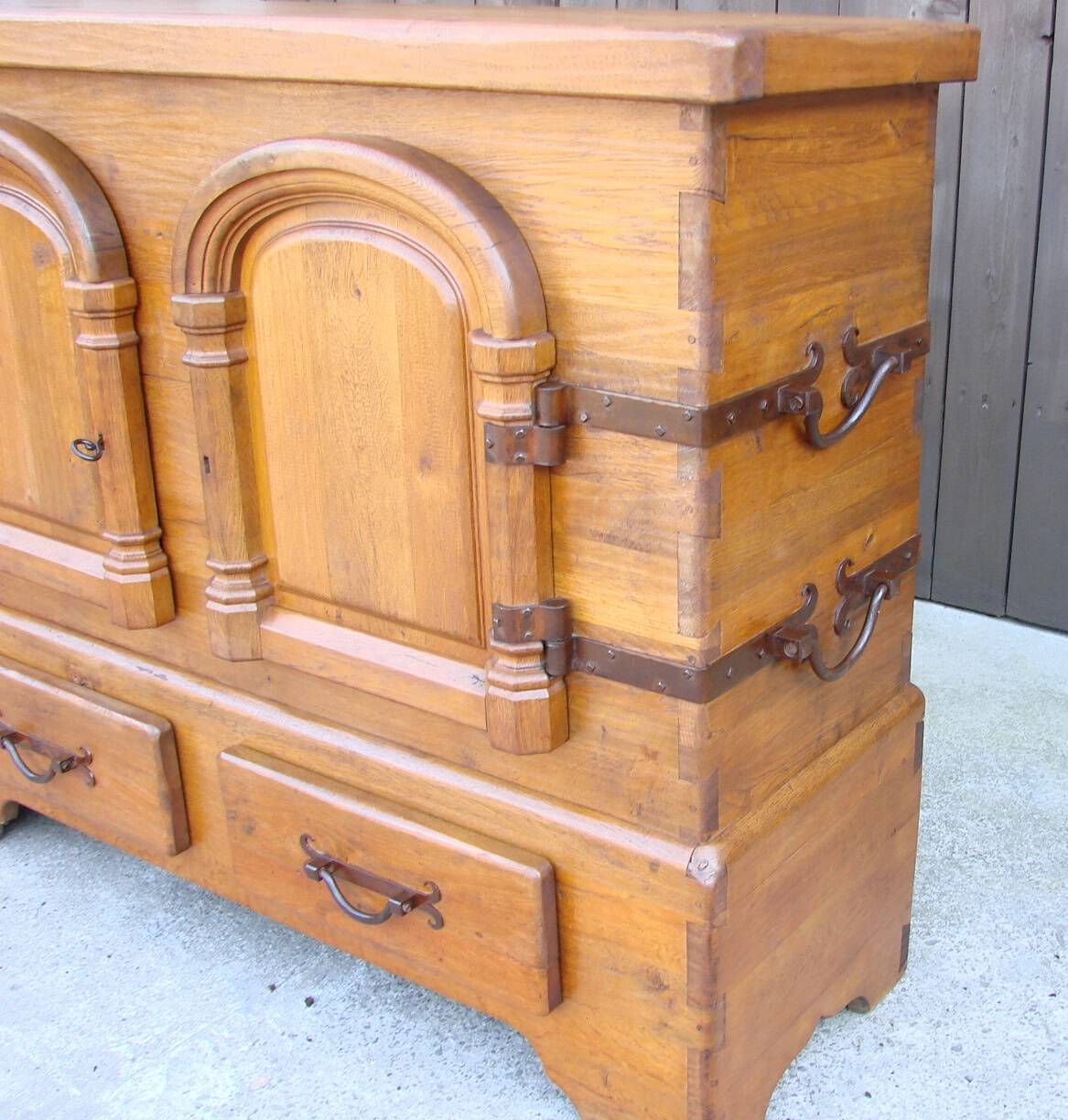 Rustic oak chest of drawers from the 1950s | Solid wood | Hand-forged fitti
