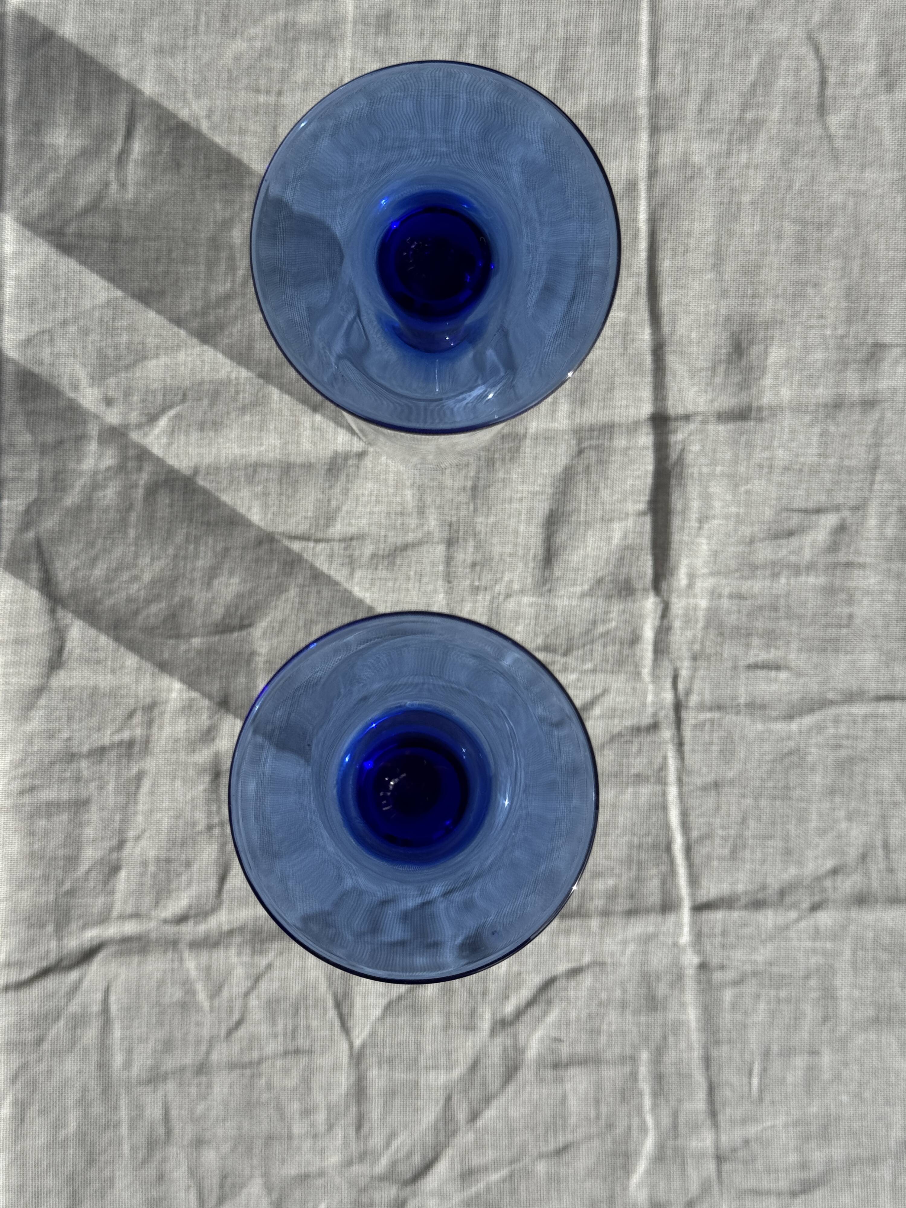 Set of 6 blue-footed champagne flutes; 3 pairs of designs.