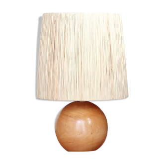 Pied de lampe " boule " en bois blond abat jour en raphia, années 70