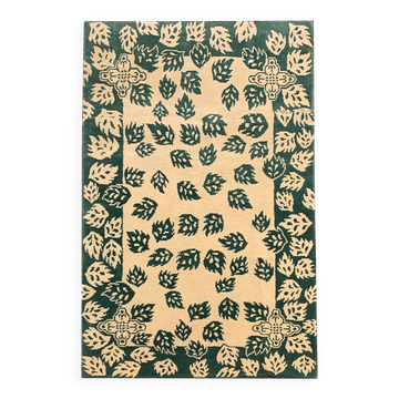 Tapis vert moderne fait main en laine crème, motif feuilles