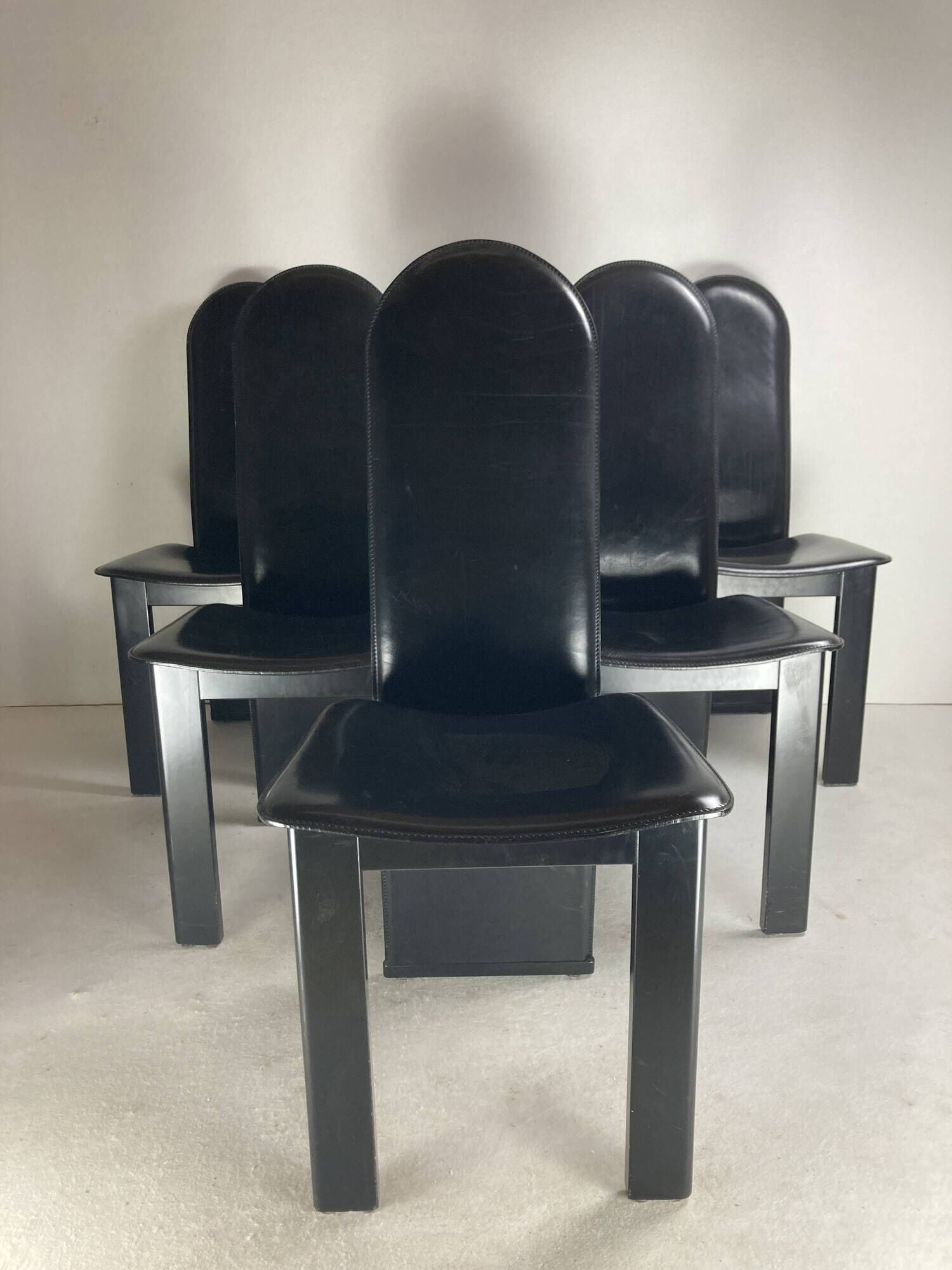 Post modern Memphis high back black leather stitched organic dining chairs, set of 6. Italy, 1980s
