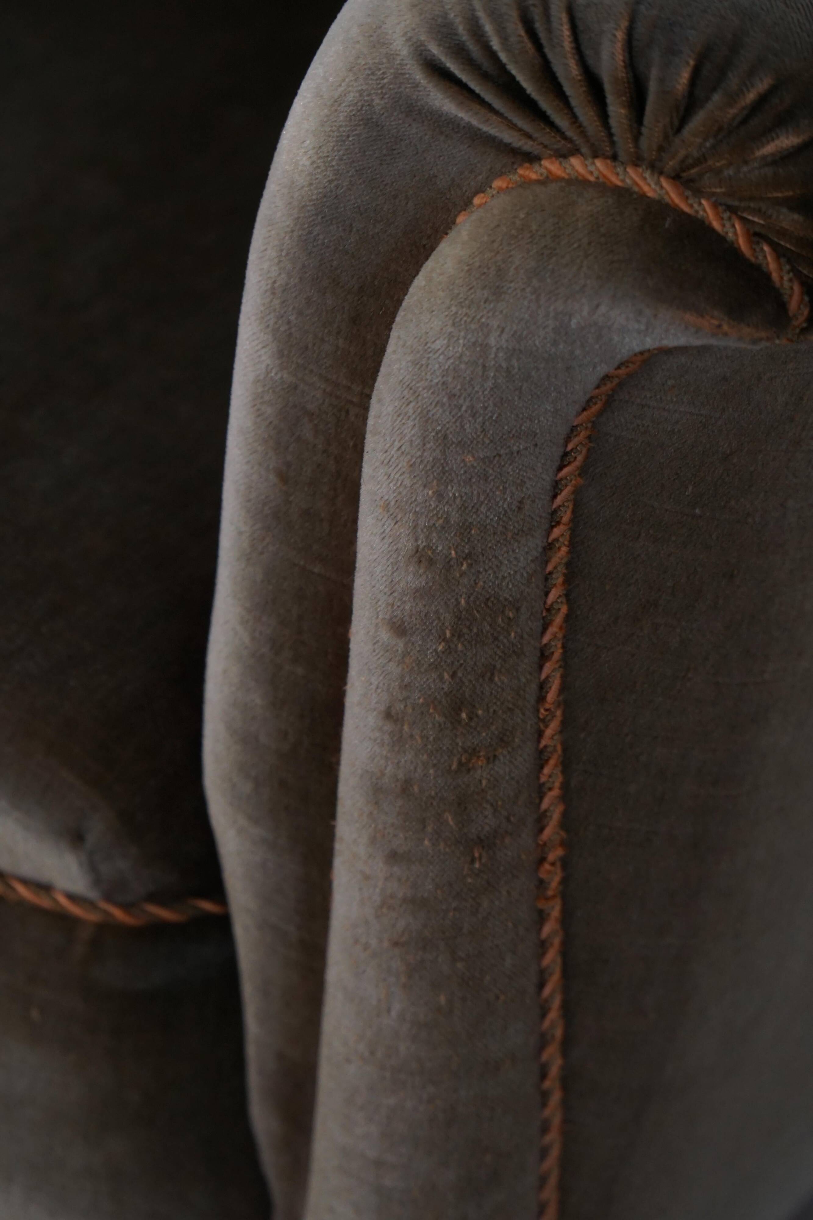 Mid-20th century, pair of Danish shell lounge chairs in green velvet, 1940s.