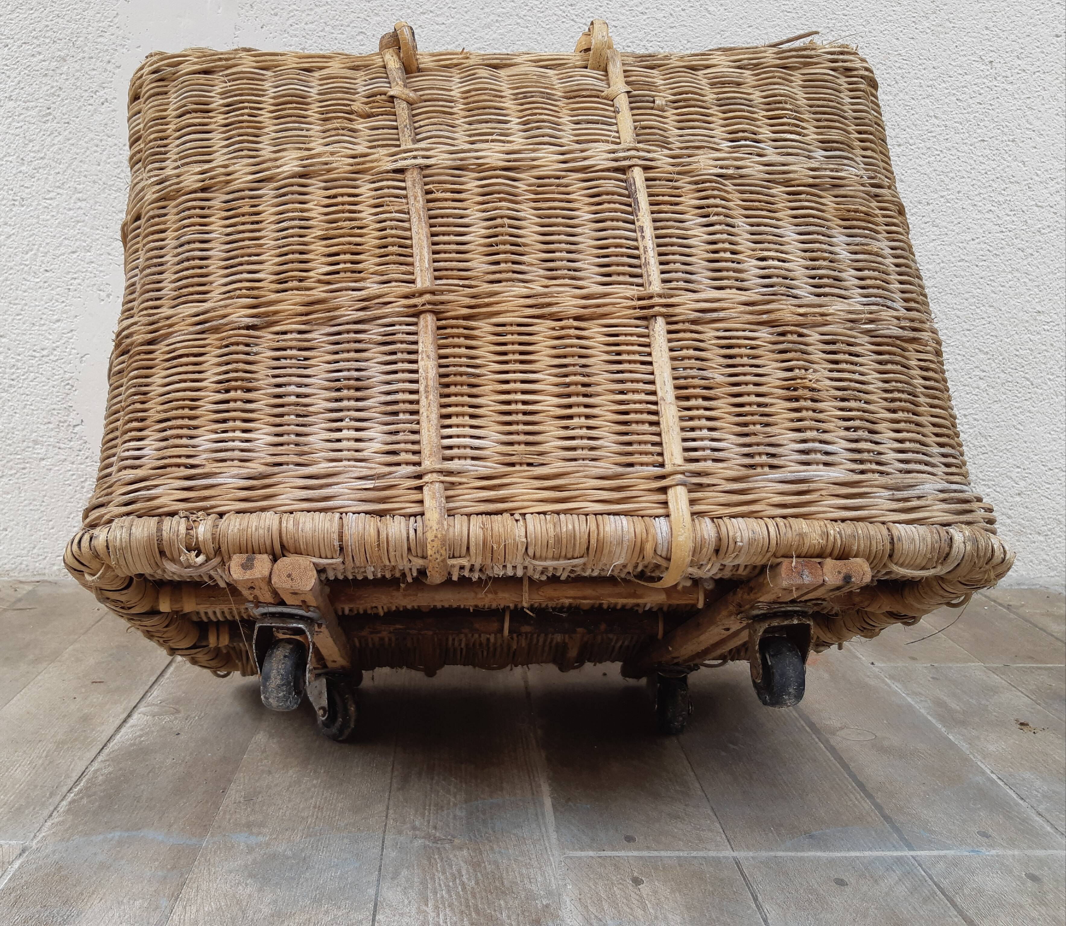 Basket picnic on wheels