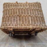 Basket picnic on wheels