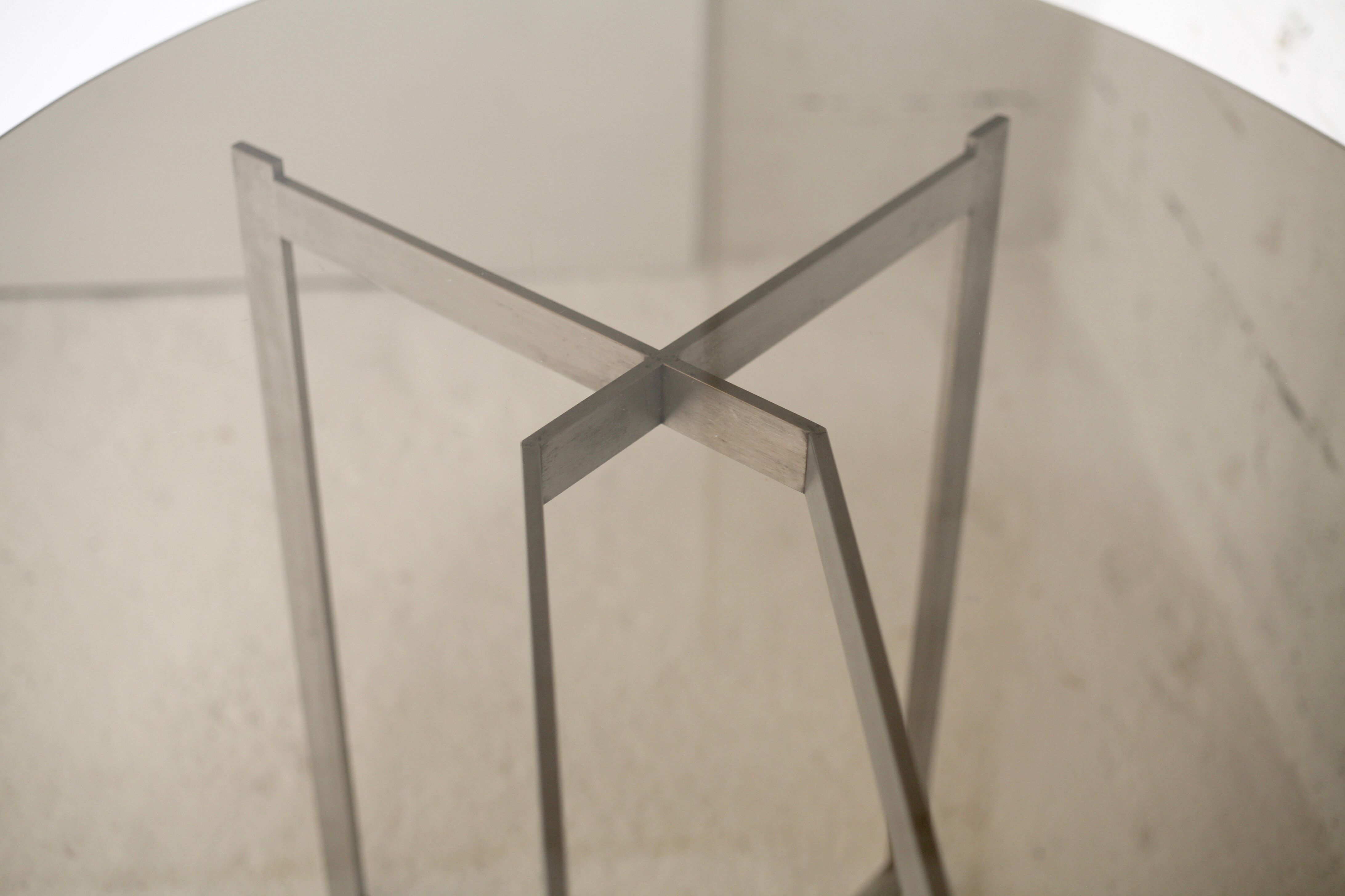 Table de Paul Legard, édition DOM, aluminium brossé et dalle elliptique de verre fumé, France, circa