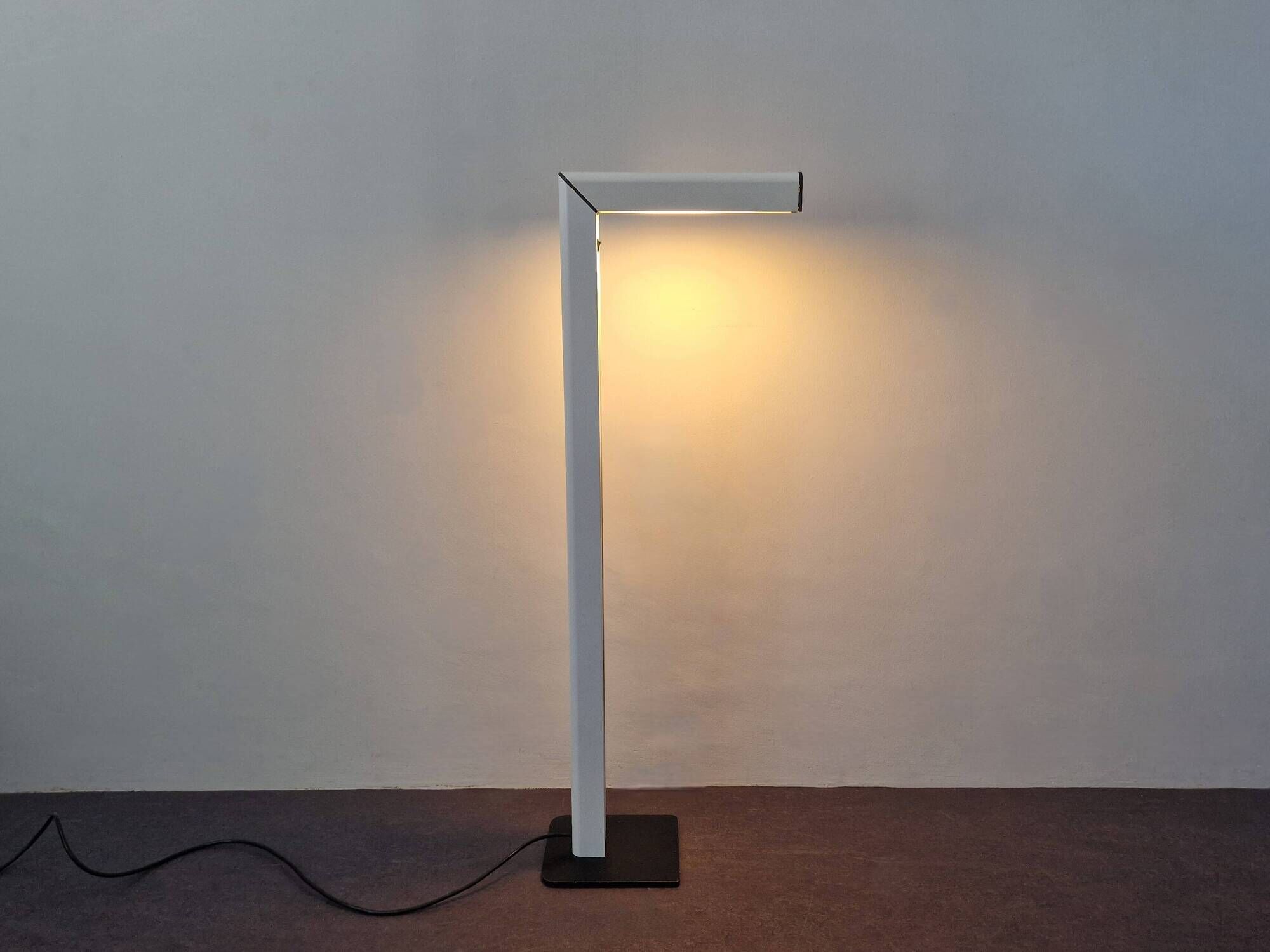 L-shaped metal floor lamp, 1970's/1980's