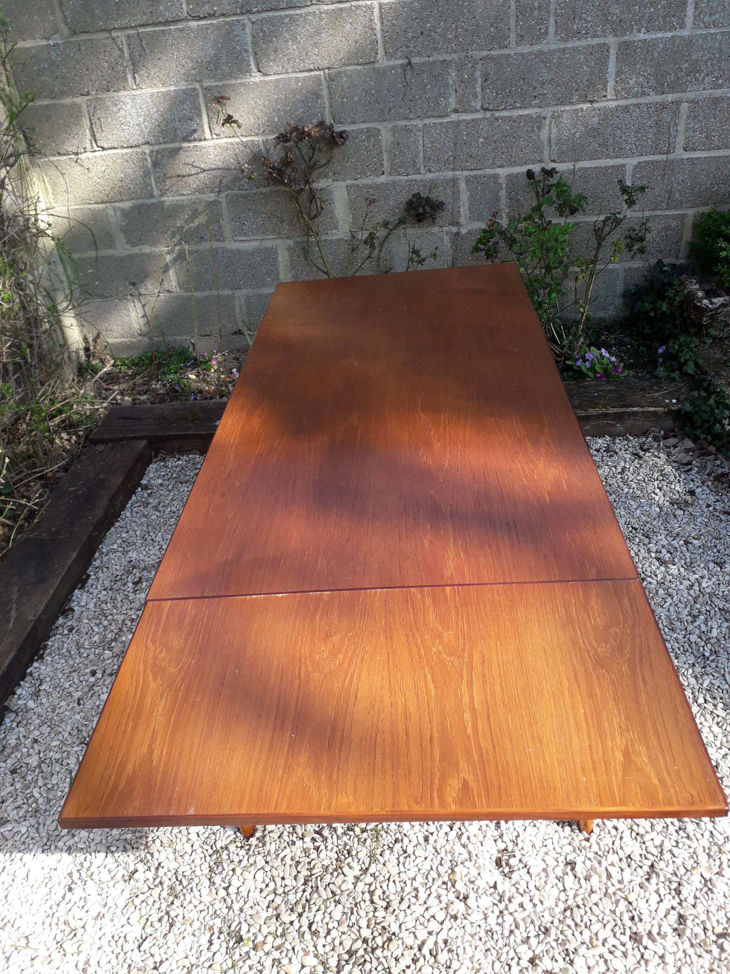 Extendable teak table