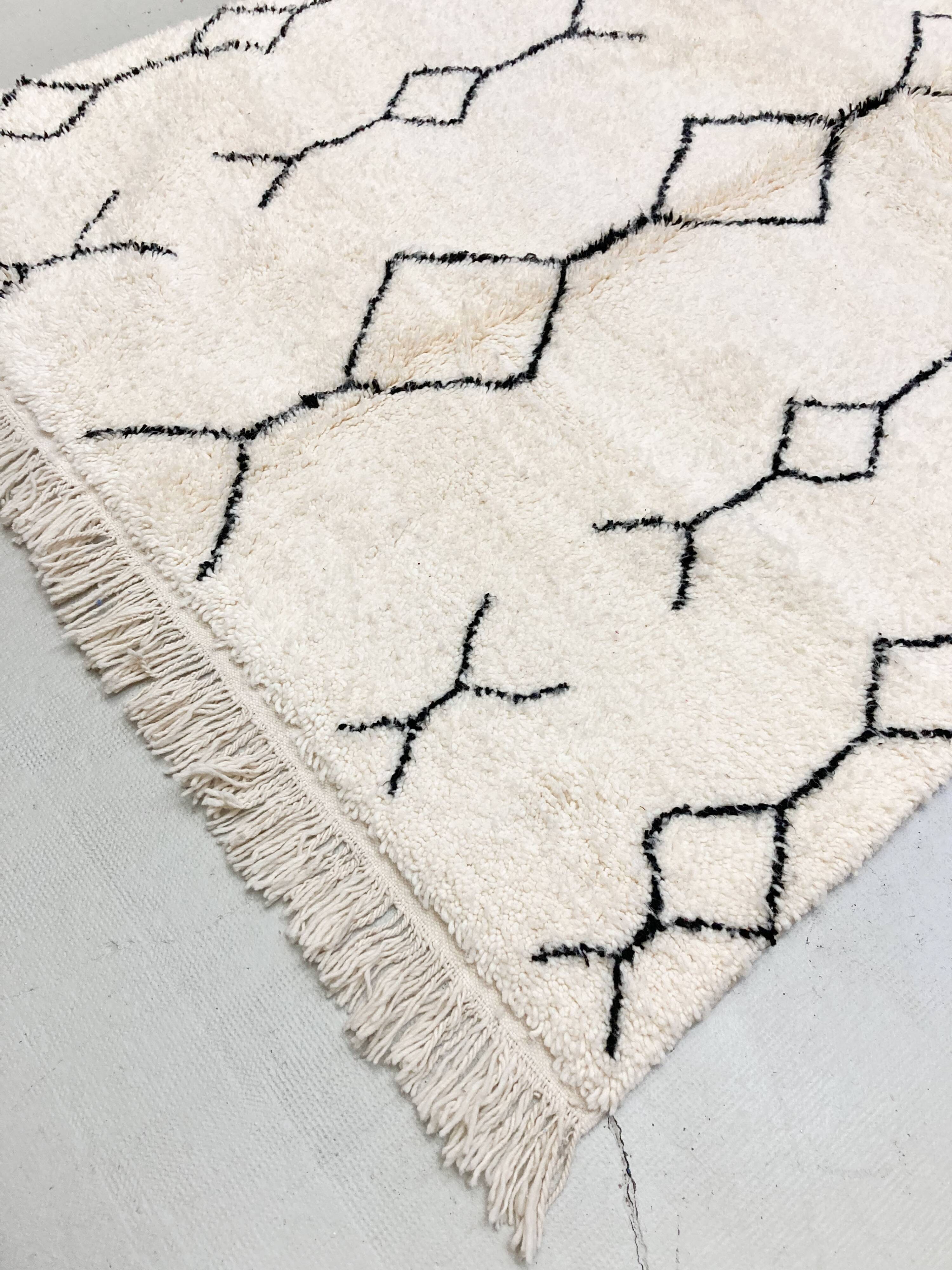 Moroccan Berber carpet Beni Ouarain with black patterns 2.60x1.60m