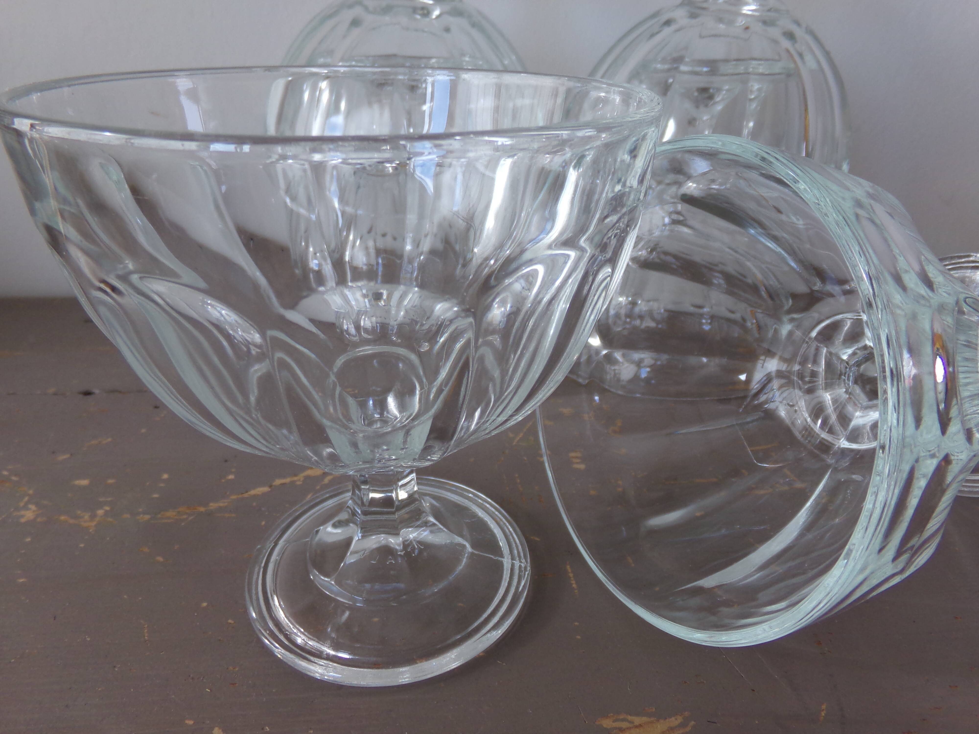 6 ice cream or dessert cups on foot