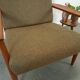 Teak Scandinavische fauteuil met bruin stoffen kussens, stoel 1