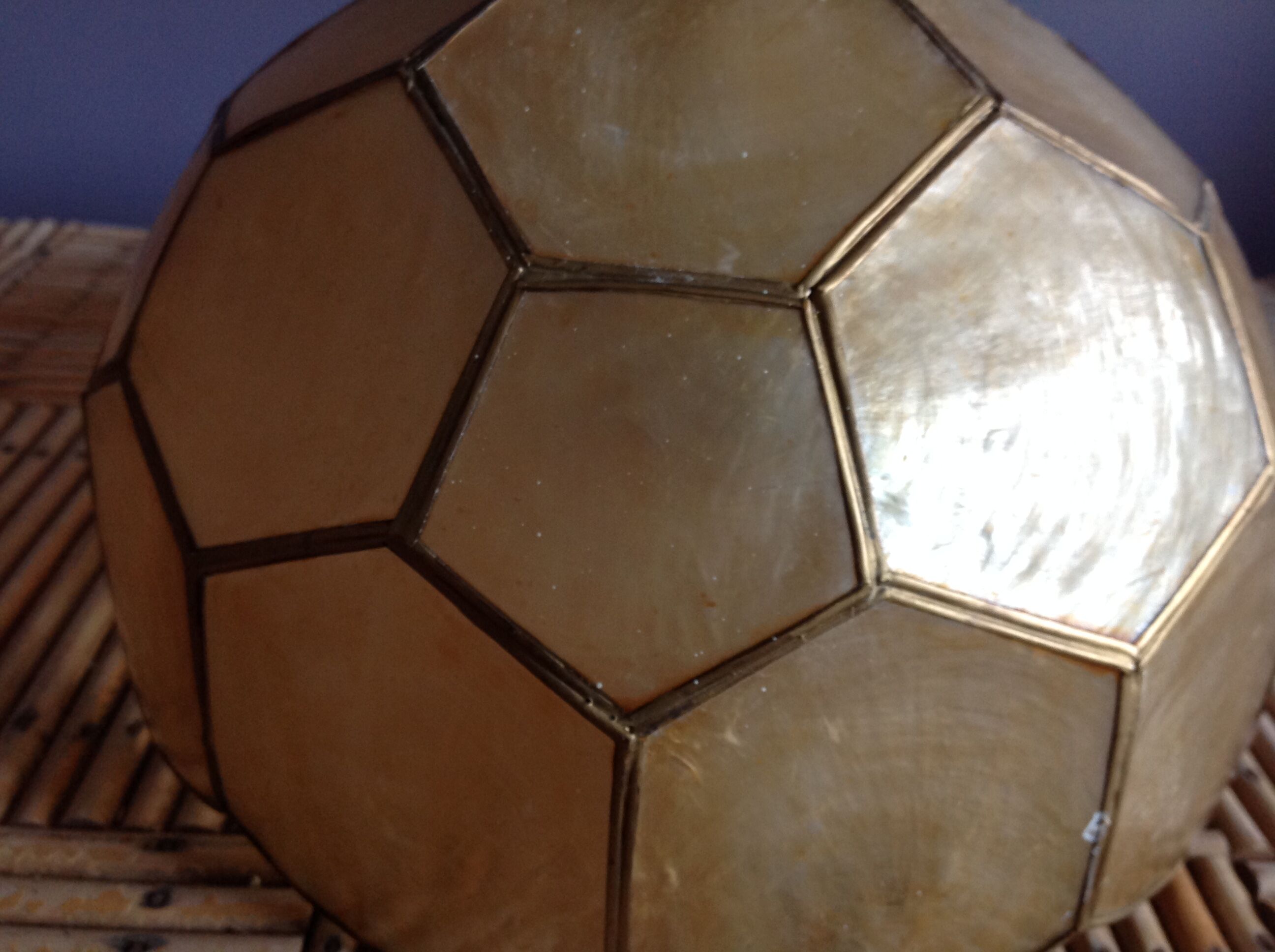 Suspension in mother-of-pearl