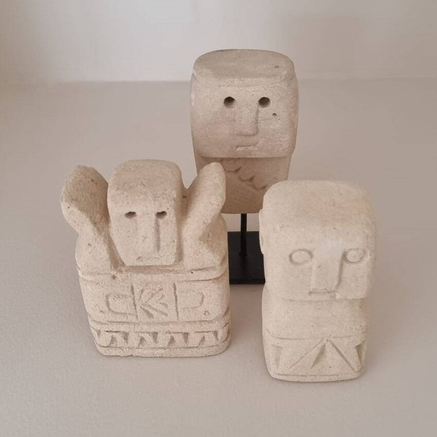 Lot de trois statues de pierre Sumba, Indonésie