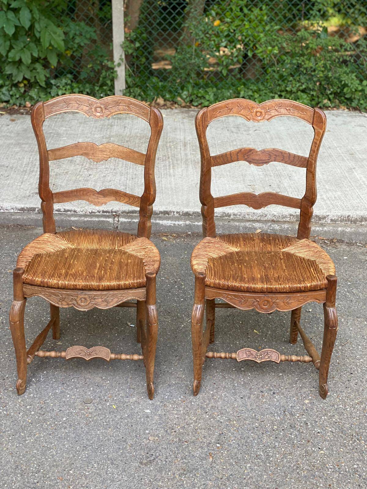 2 chaises bois massif chêne sculpté et paille Louis XV