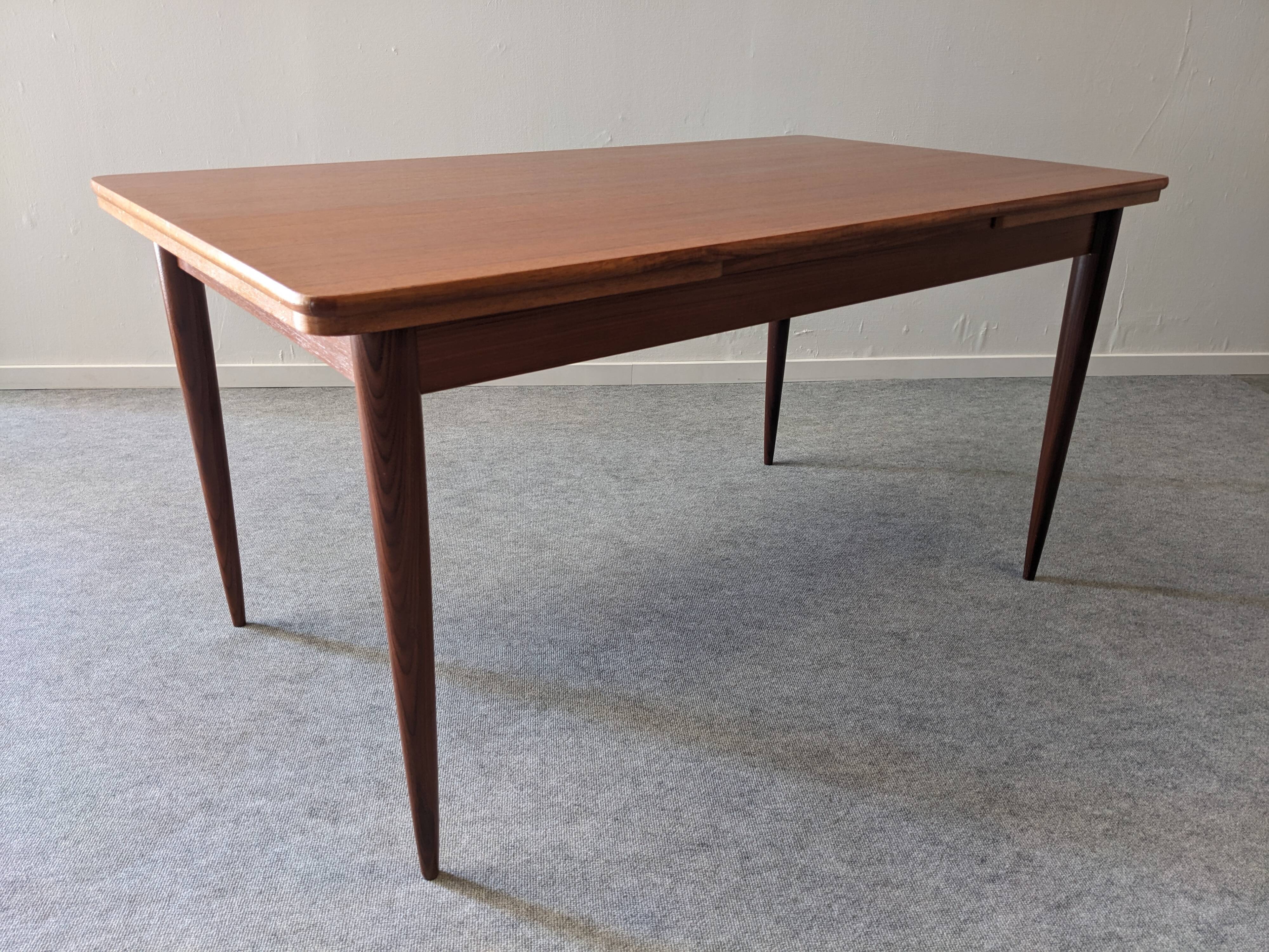 Scandinavian extendable teak dining table from the 50s/60s