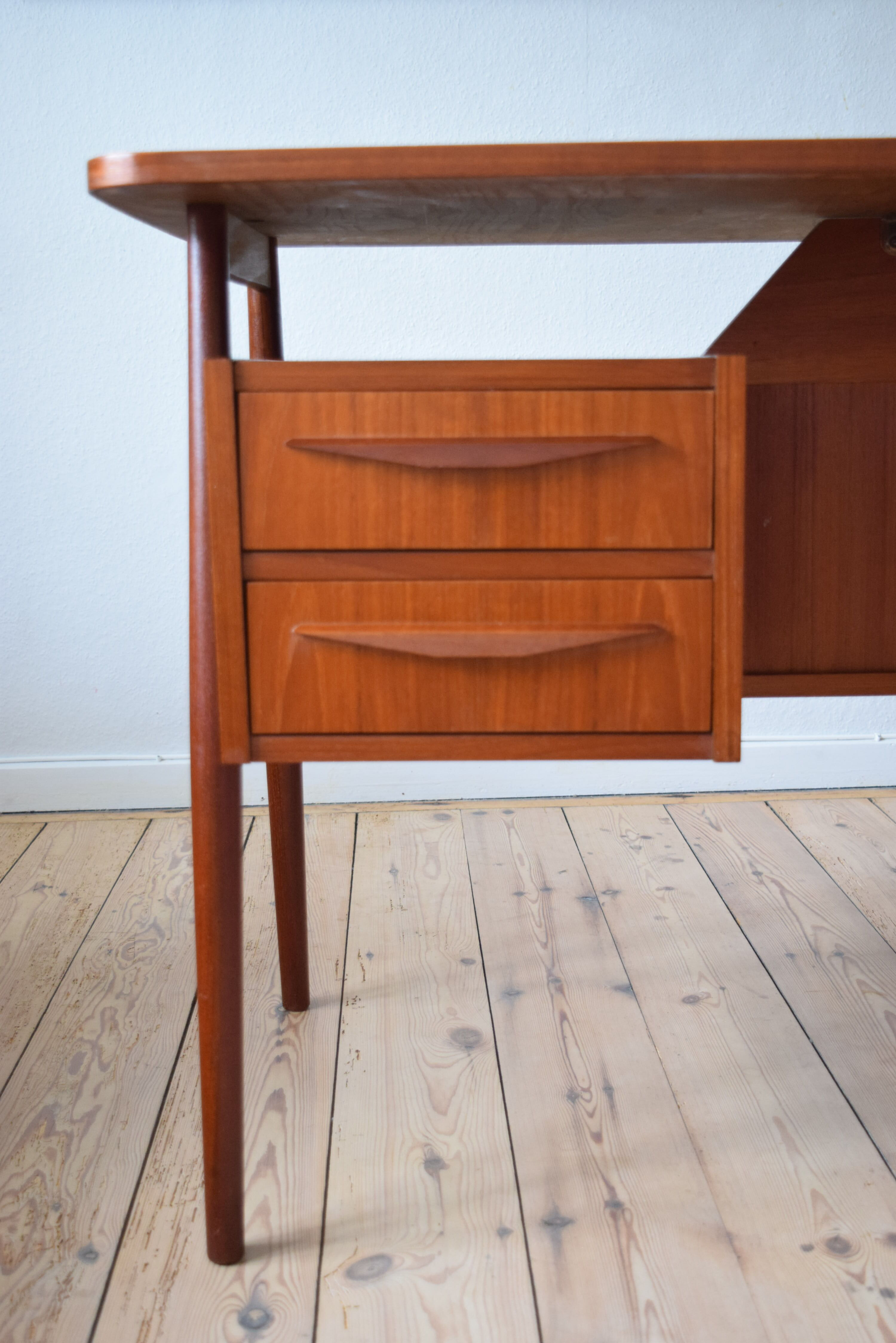 Danish teak floating desk by Gunner Nielsen for Tibergaard, 1960