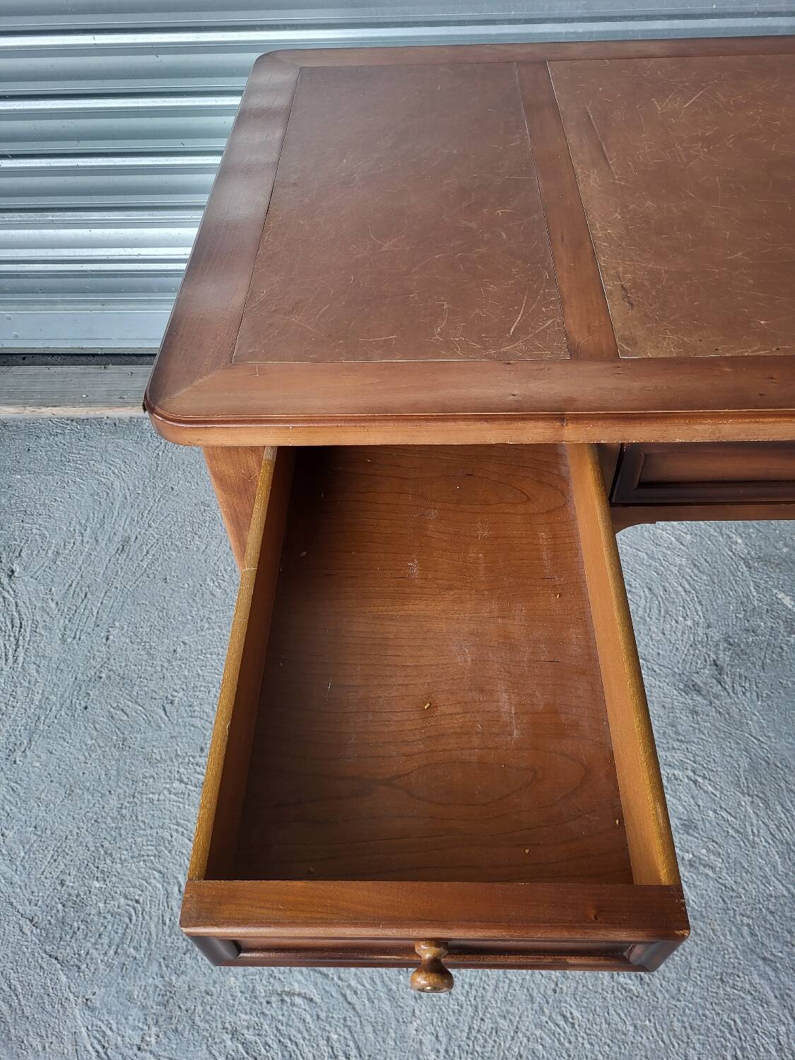 Louis Philippe style center-middle minister's desk in wood and leather