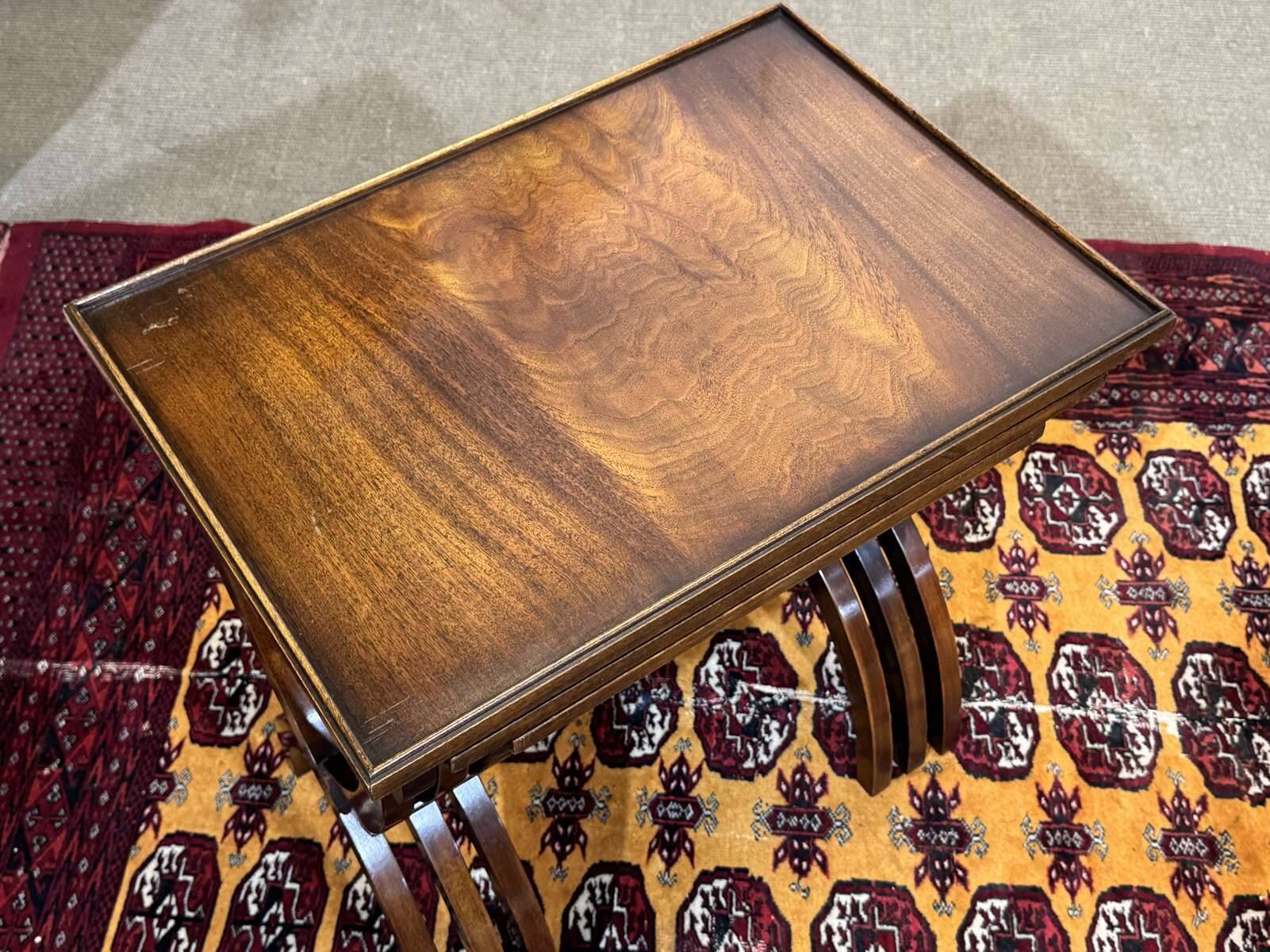 Suite de tables gigognes anglaises en acajou des années 1950