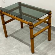 Table basse bois blond et verre fumé à ligatures cuir