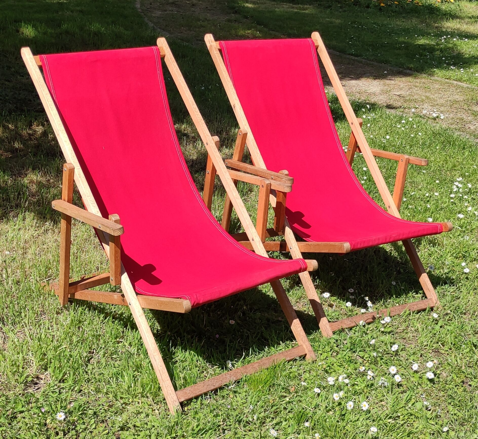 Pair of Chilean women/vintage deckchairs