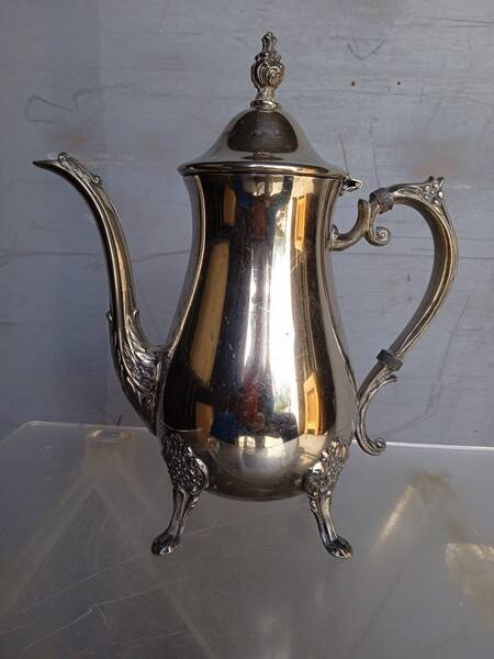 Coffee / teapot in silver metal St Louis XV