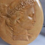 Médaillon en plâtre , haut relief, patine ocre jaune, représentant la divinité agraire romaine Flore